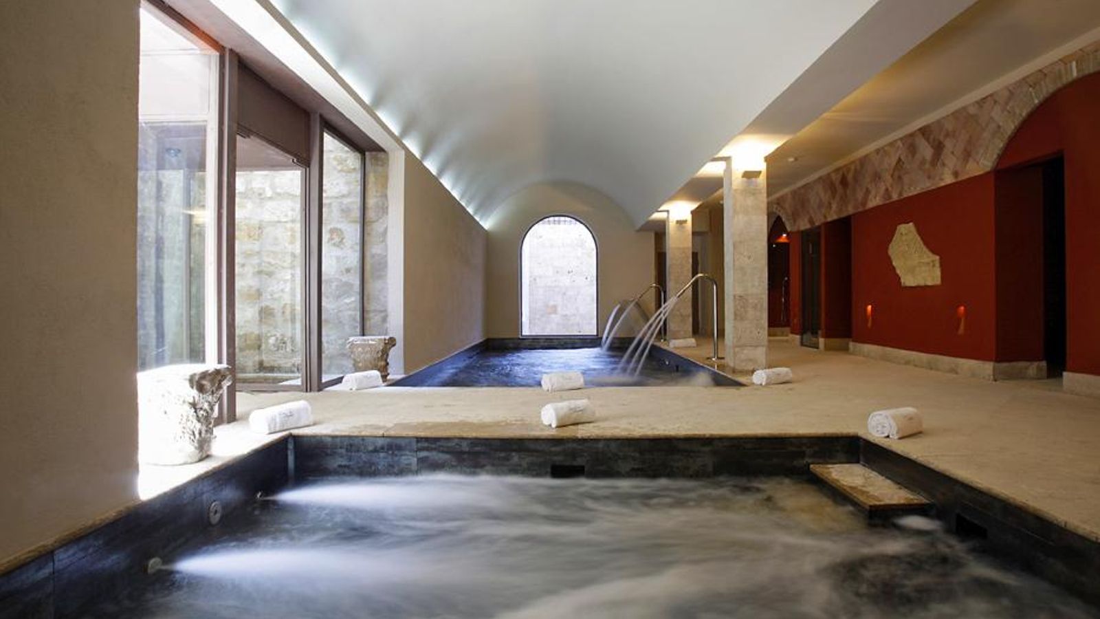 Las termas romanas del Hotel Palacio de Mengíbar te transportarán a otros tiempos. Las termas romanas del Hotel Palacio de Mengíbar te transportarán a otros tiempos.