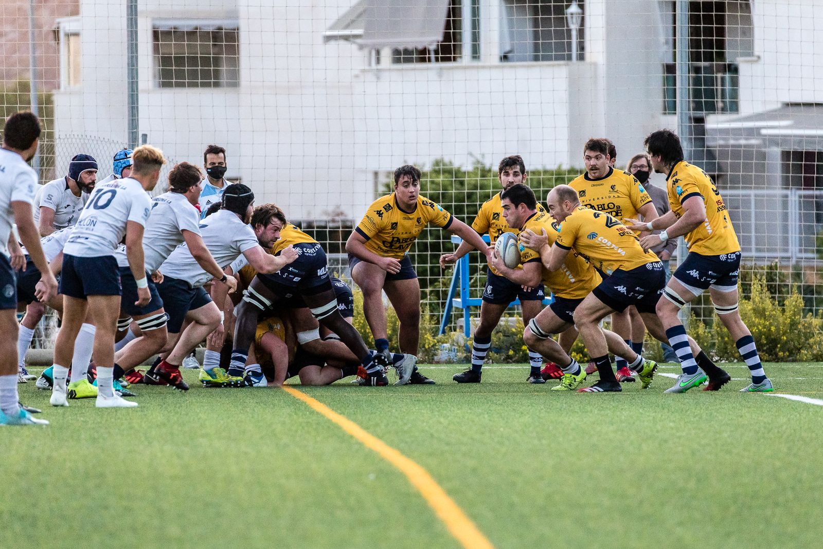 Los jugadores del Ciencias percuten en el Rincón de la Victoria.