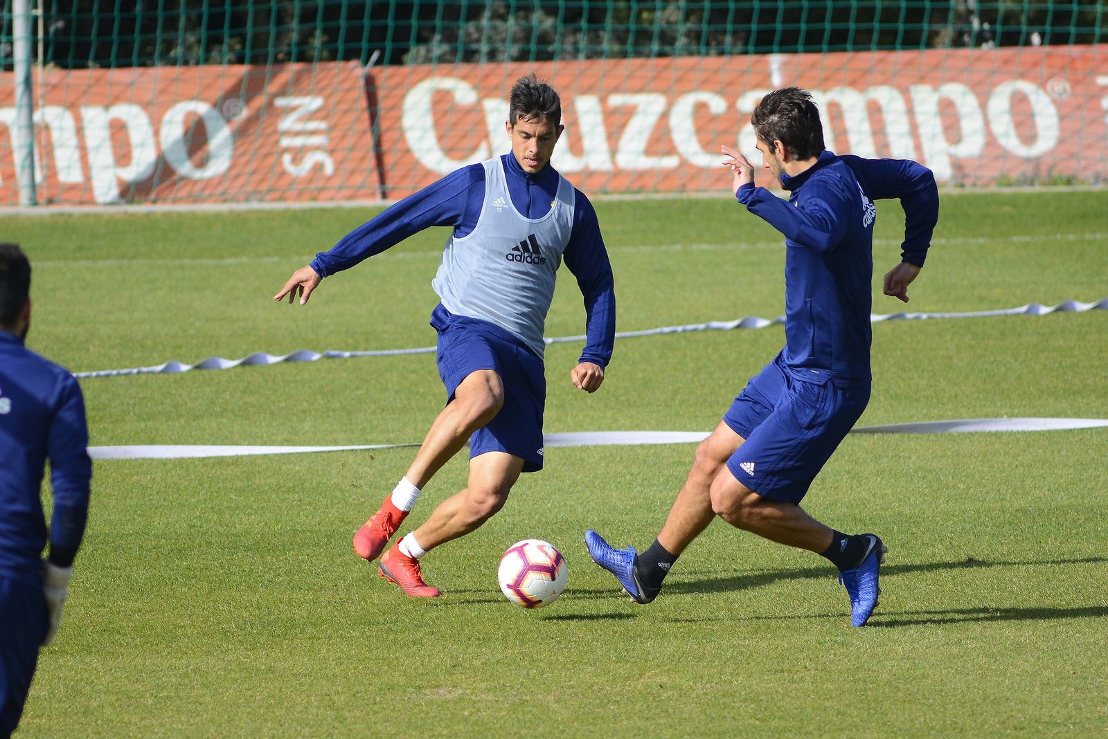 Marcos Mauro, con el balón en un entrenamiento.