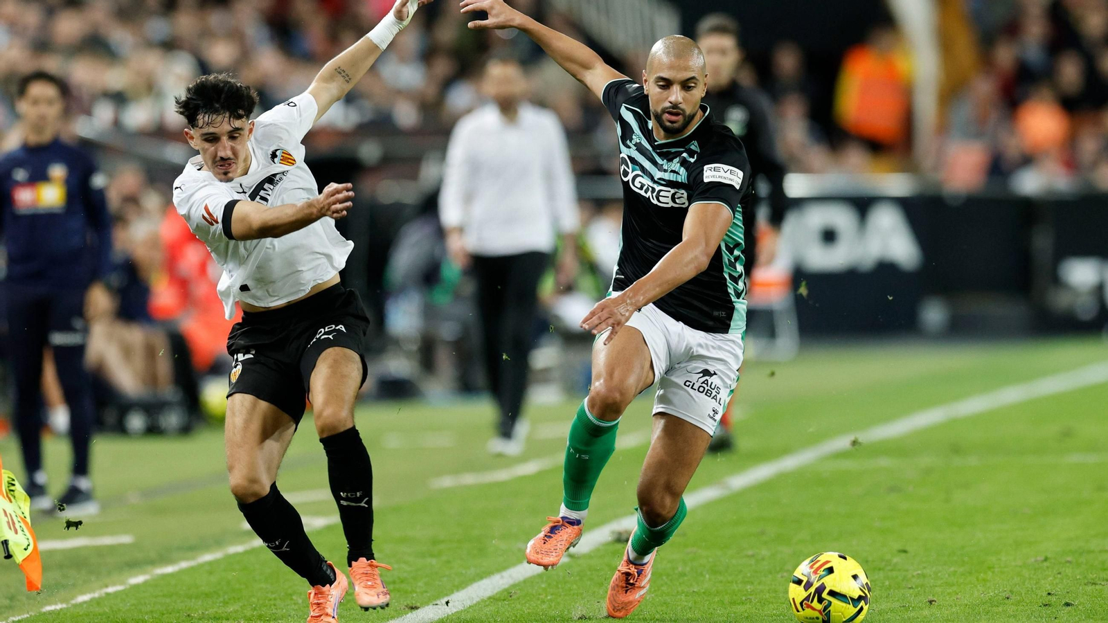 Amrabat pugna por el balón con Diego López.