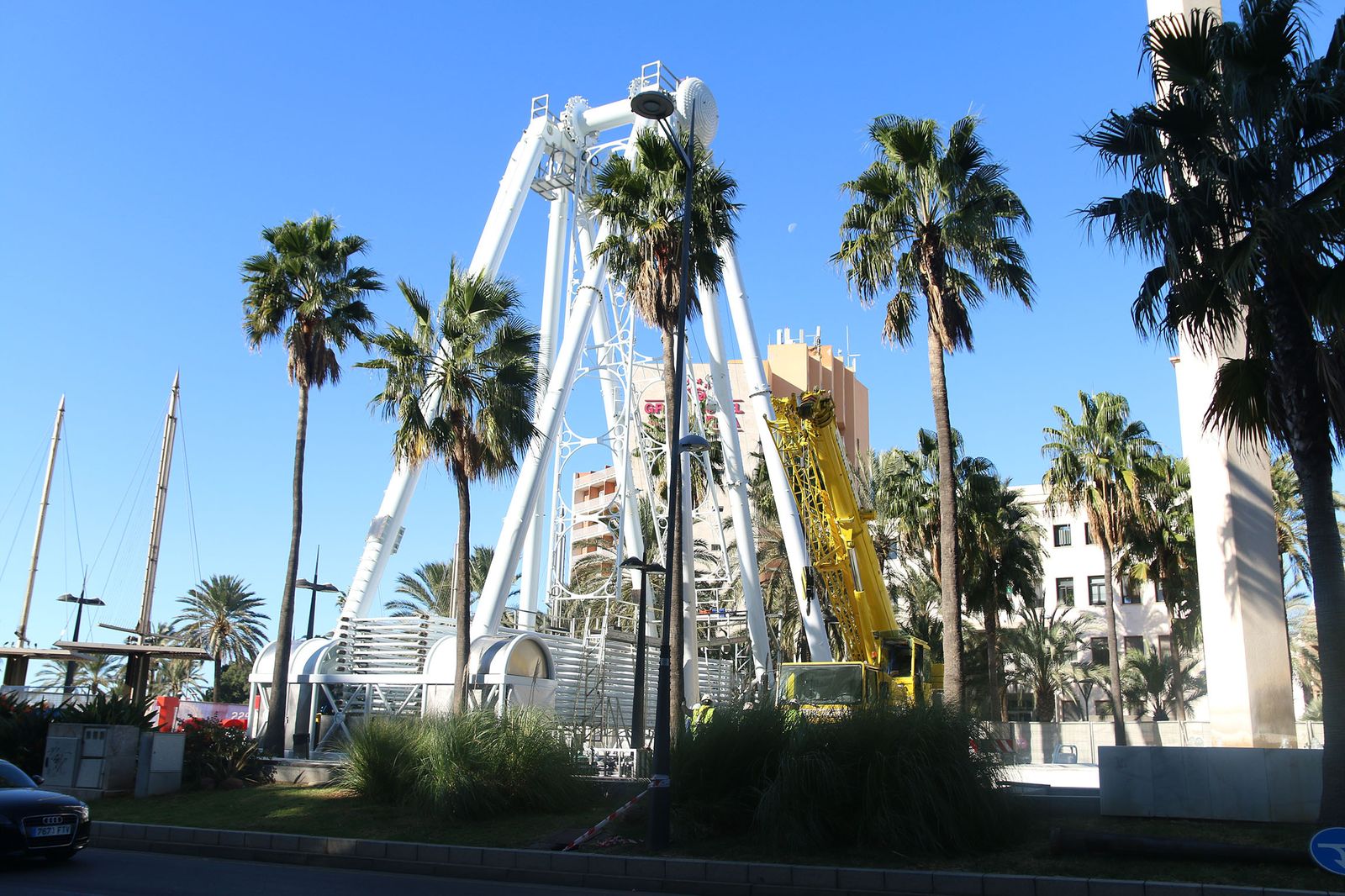 Montaje de la noria en la Rambla