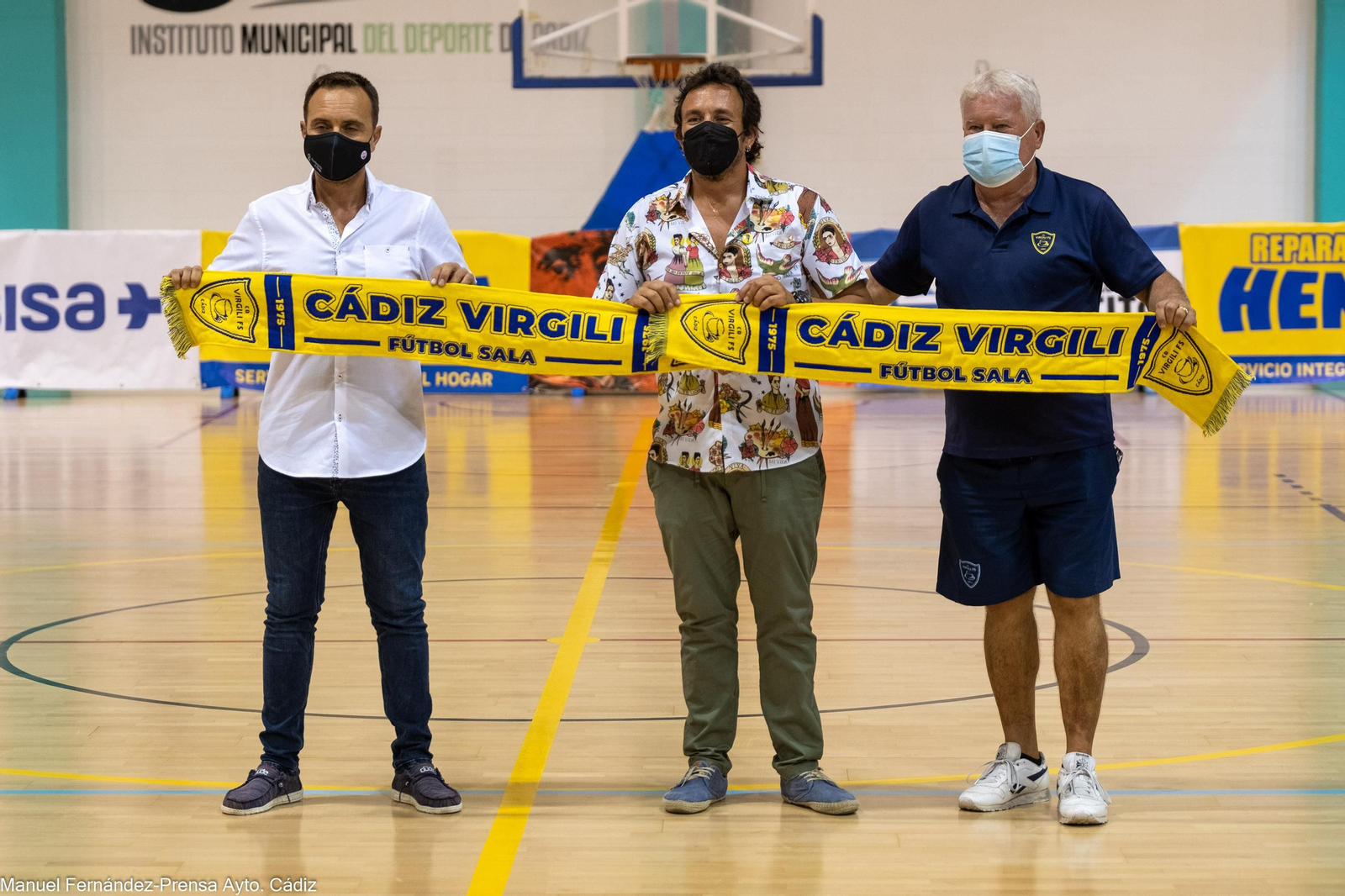 José María González (c), sobre el renovado parqué de la pista.