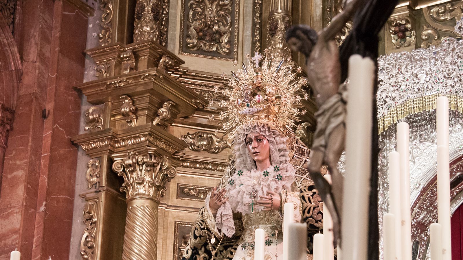 La Esperanza Macarena en su altar para el septenario