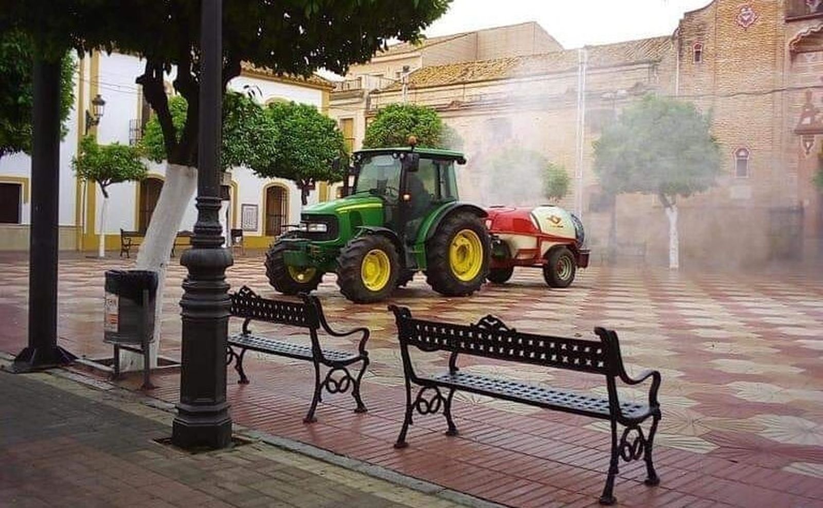 Labores de desinfección del centro de Fuente Palmera.