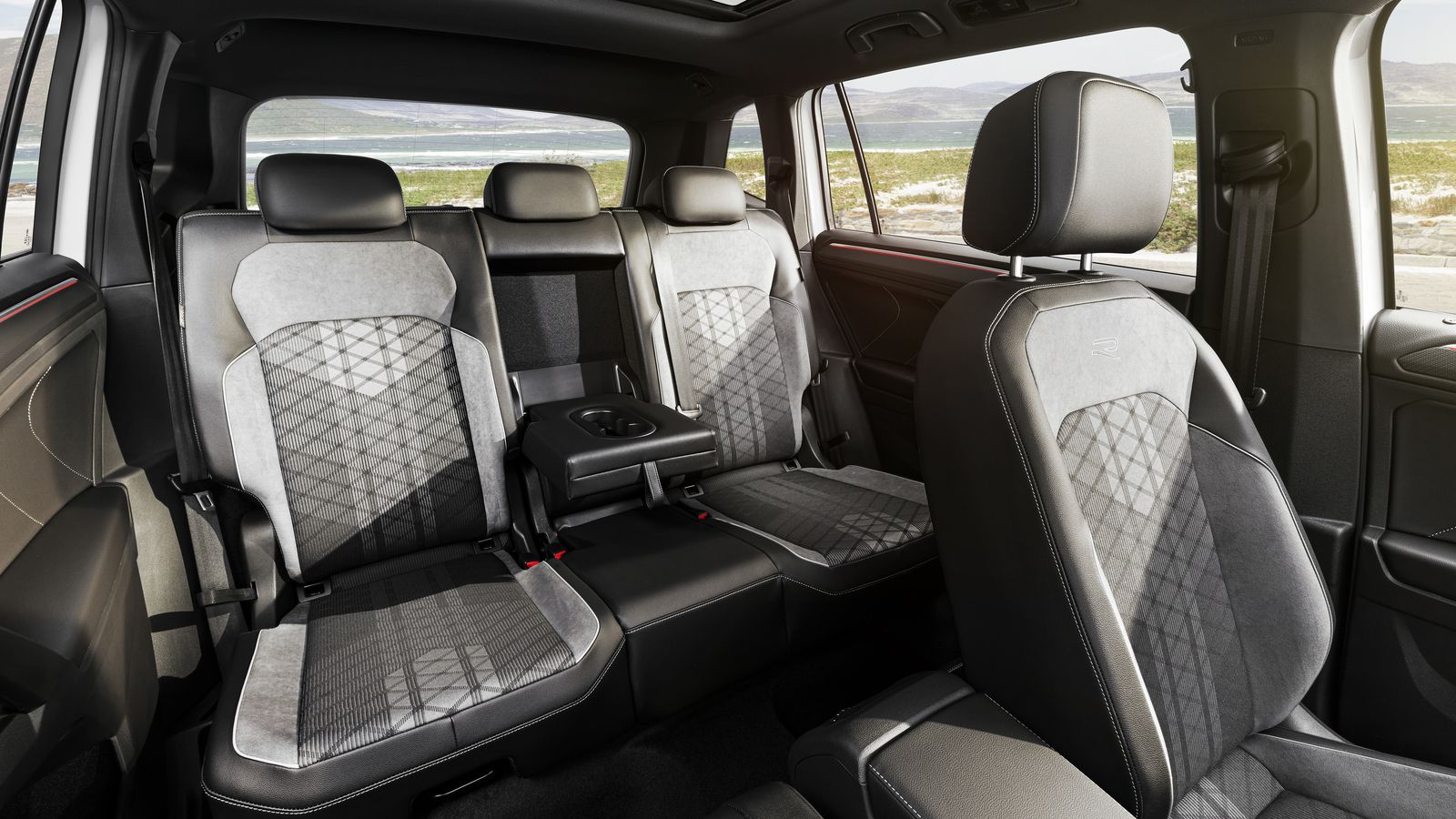 De serie el Tiguan Allspace tiene cinco plazas, aunque puede recibir una tercera fila de asiento en opción que, cuando no se usa, se pliega y se integra en el suelo del maletero, ocupando muy poco espacio.