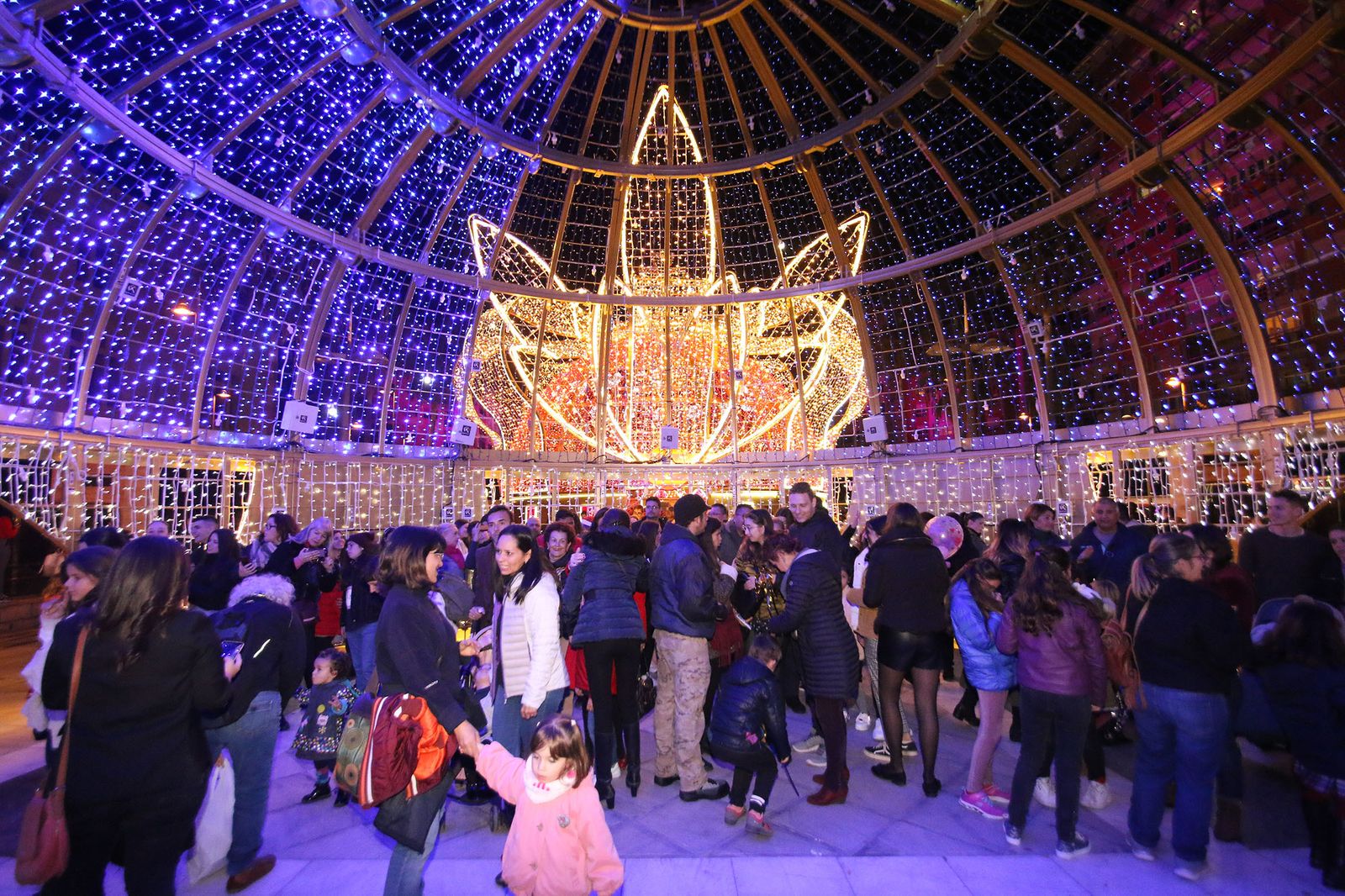 Las imágenes del encendido de las coronas de los Reyes Magos