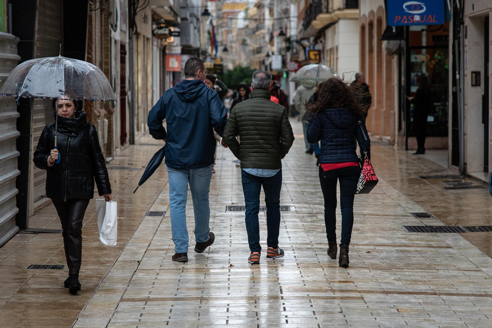 Día de lluvia, viento y frío en Huelva, en imágenes