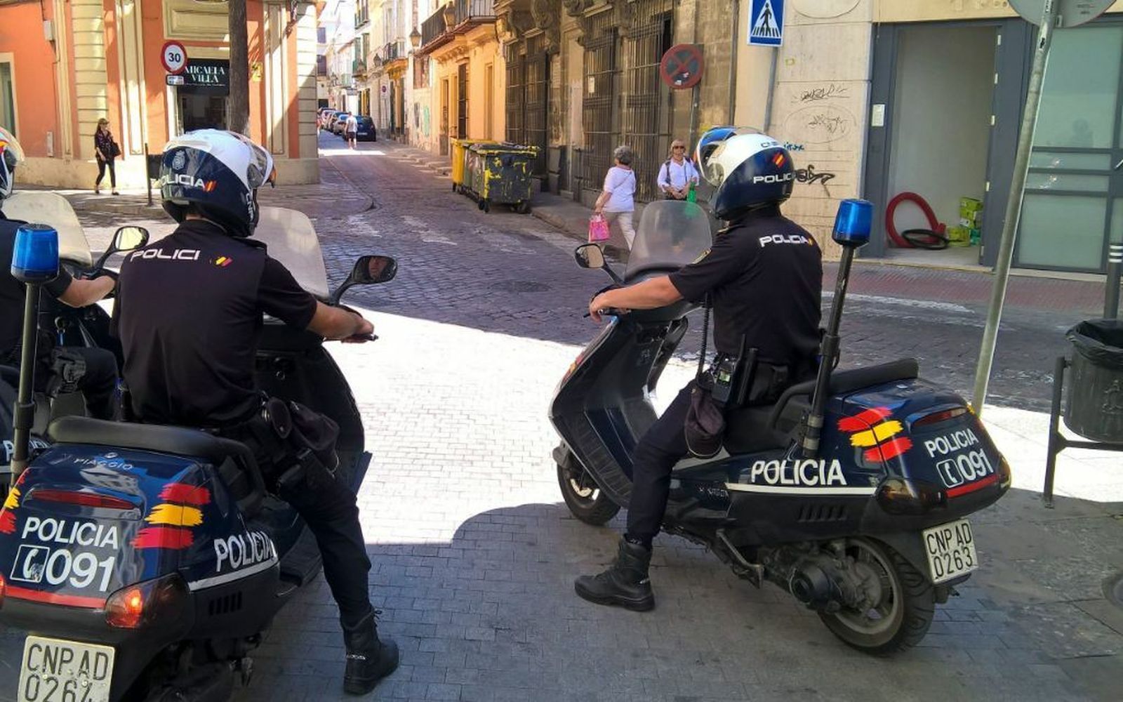 La Policía Nacional patrullando por una calle de Jerez.
