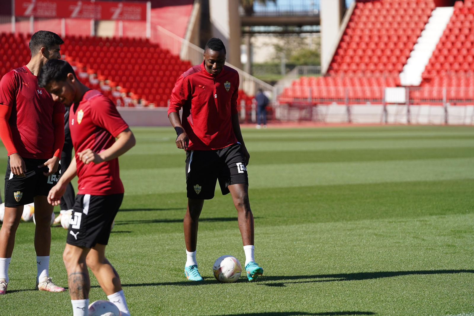 Sadiq juguetea con el balón en el entrenamiento en el Mediterráneo.