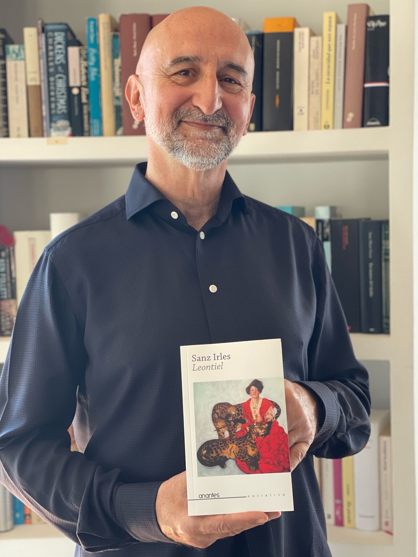 Luis Sanz Irles con su última novela 'Leontiel'
