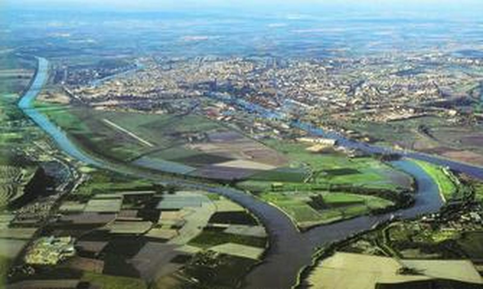 Vista aérea de los terrenos de Tablada, con Sevilla al fondo, tomada desde la Punta del Verde.