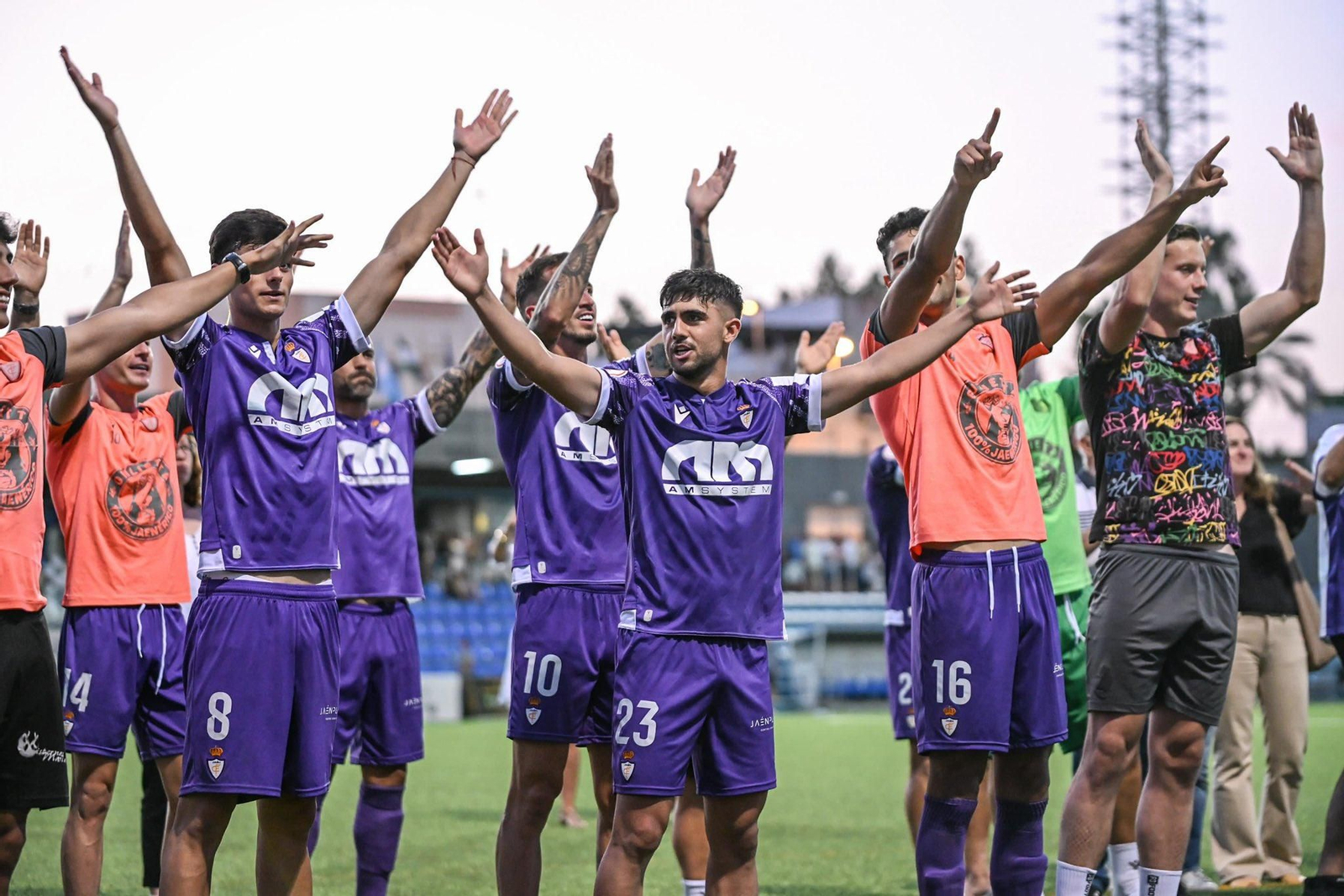 Los jugadores del Real Jaén celebran con su afición la victoria en el Ciudad de Alcalá.