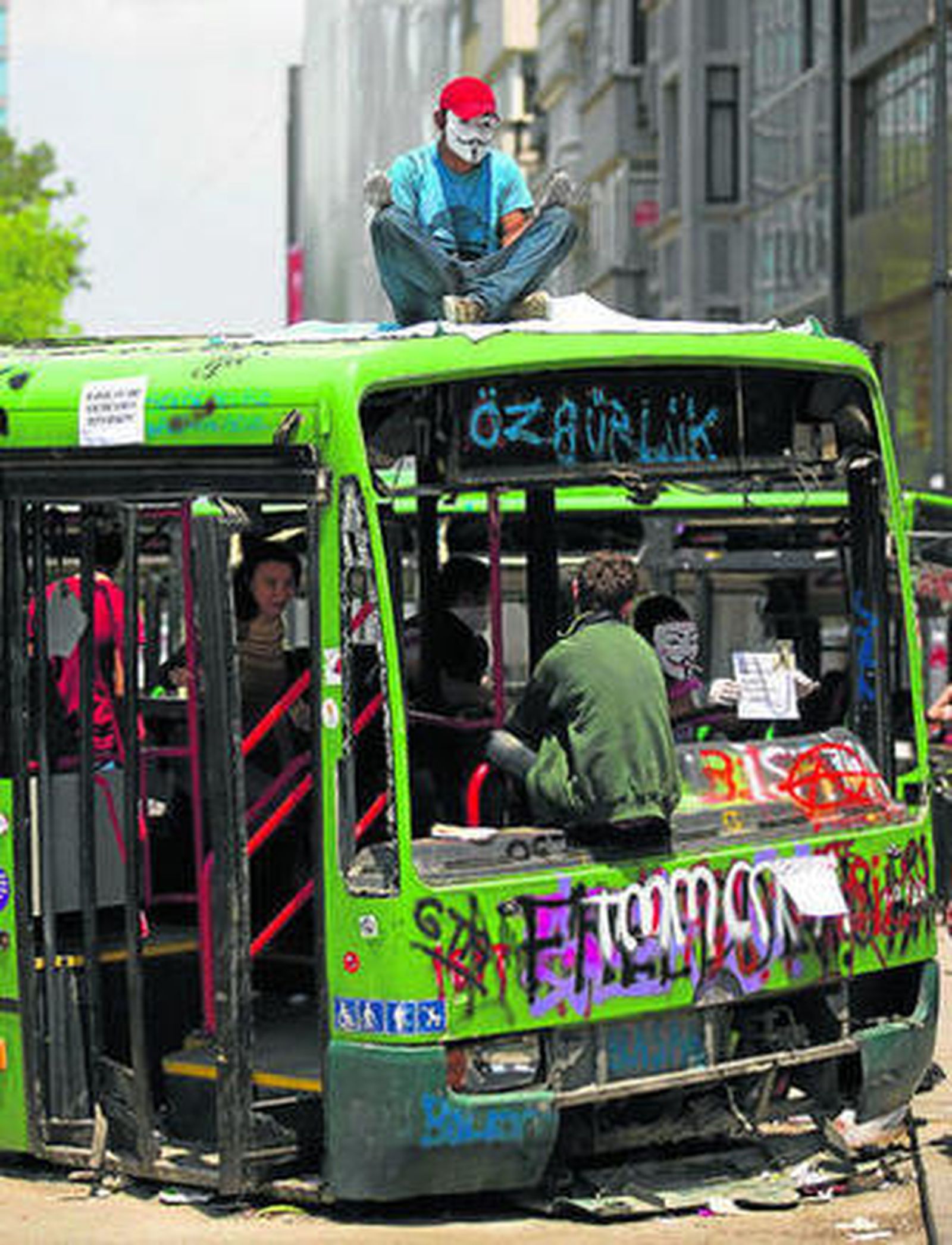 Manifestantes en un autobús en la plaza Gezi de Estambul.