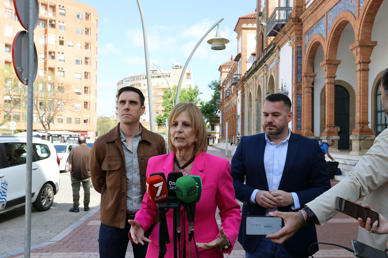 Un momento de la rueda de prensa de Pelayo junto a la estación de tren.