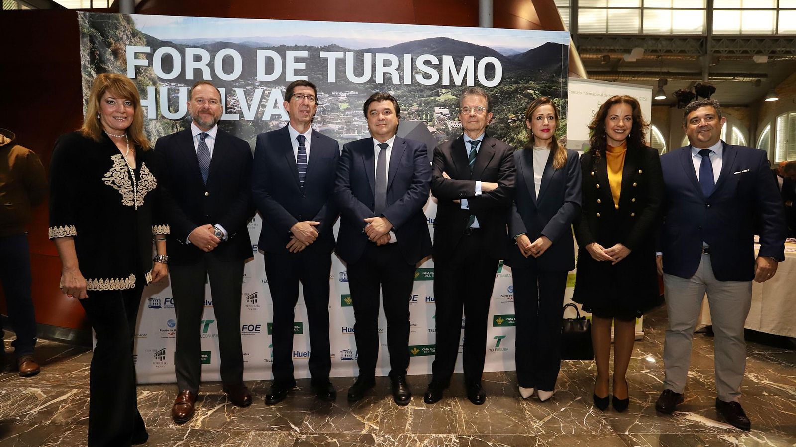 El vicepresidente de la Junta con autoridades políticas y empresariales de Huelva.
