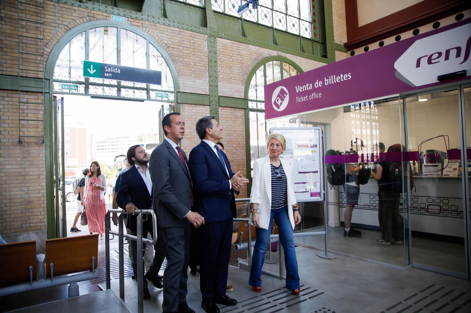 El delegado del Gobierno, Pedro Fernández, visita la estación histórica de Renfe en Almería, en imágenes