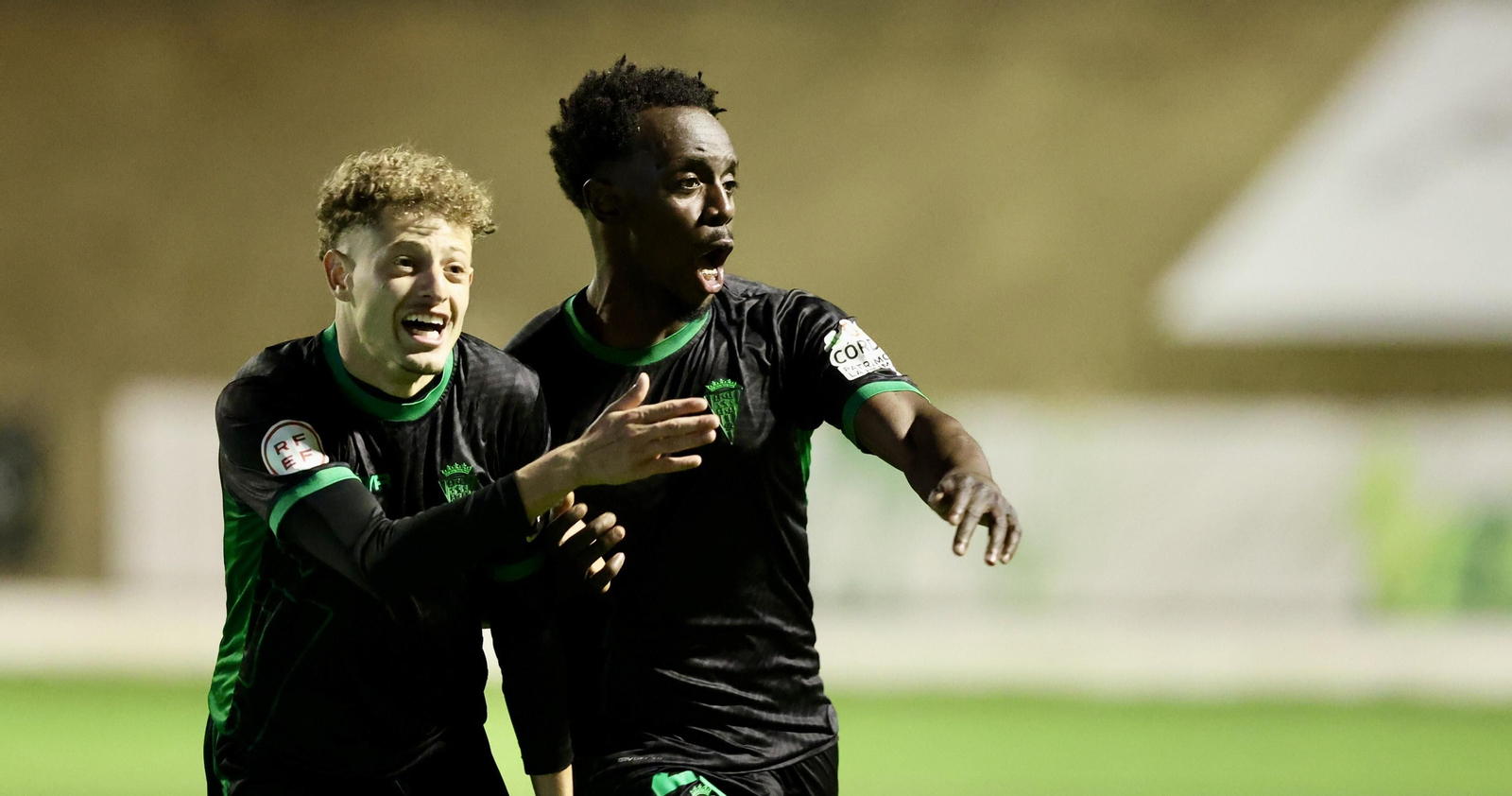 Simo abraza a Diarra tras el gol del maliense en el Antequera - Córdoba CF.