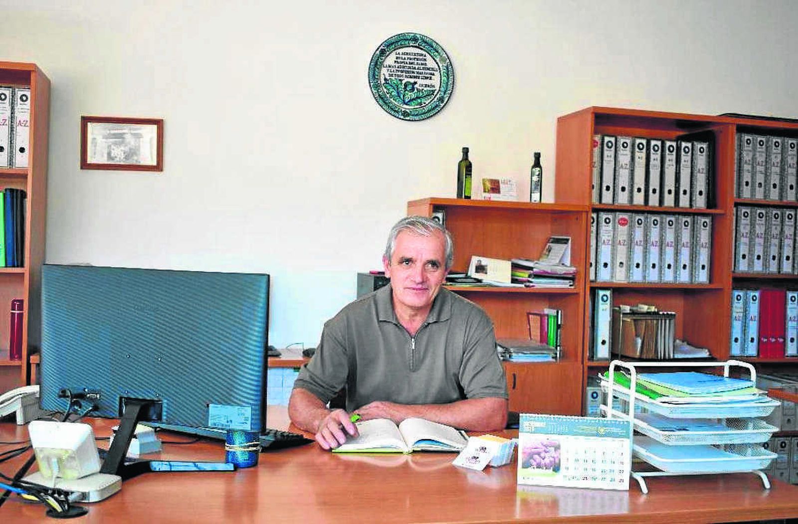 El presidente de Maitena del Genil SCA, Antonio Ortega, en el despacho de la cooperativa.