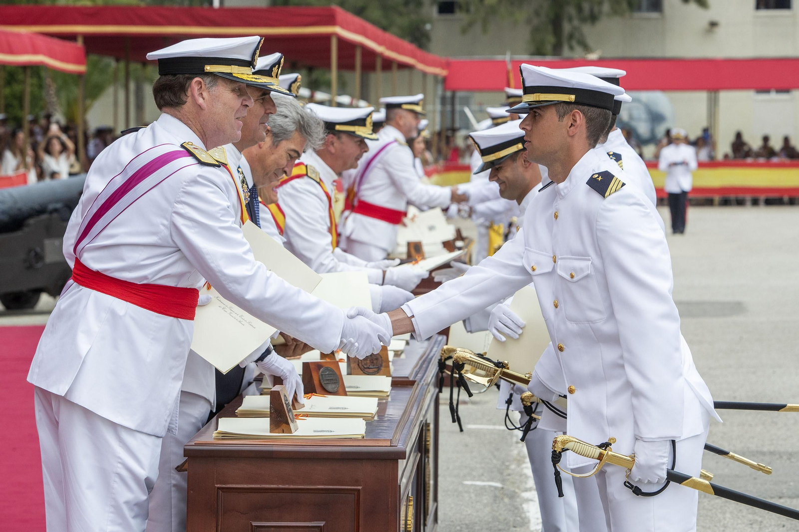 Las imágenes de la entrega de despachos en la Escuela de Suboficiales de la Armada