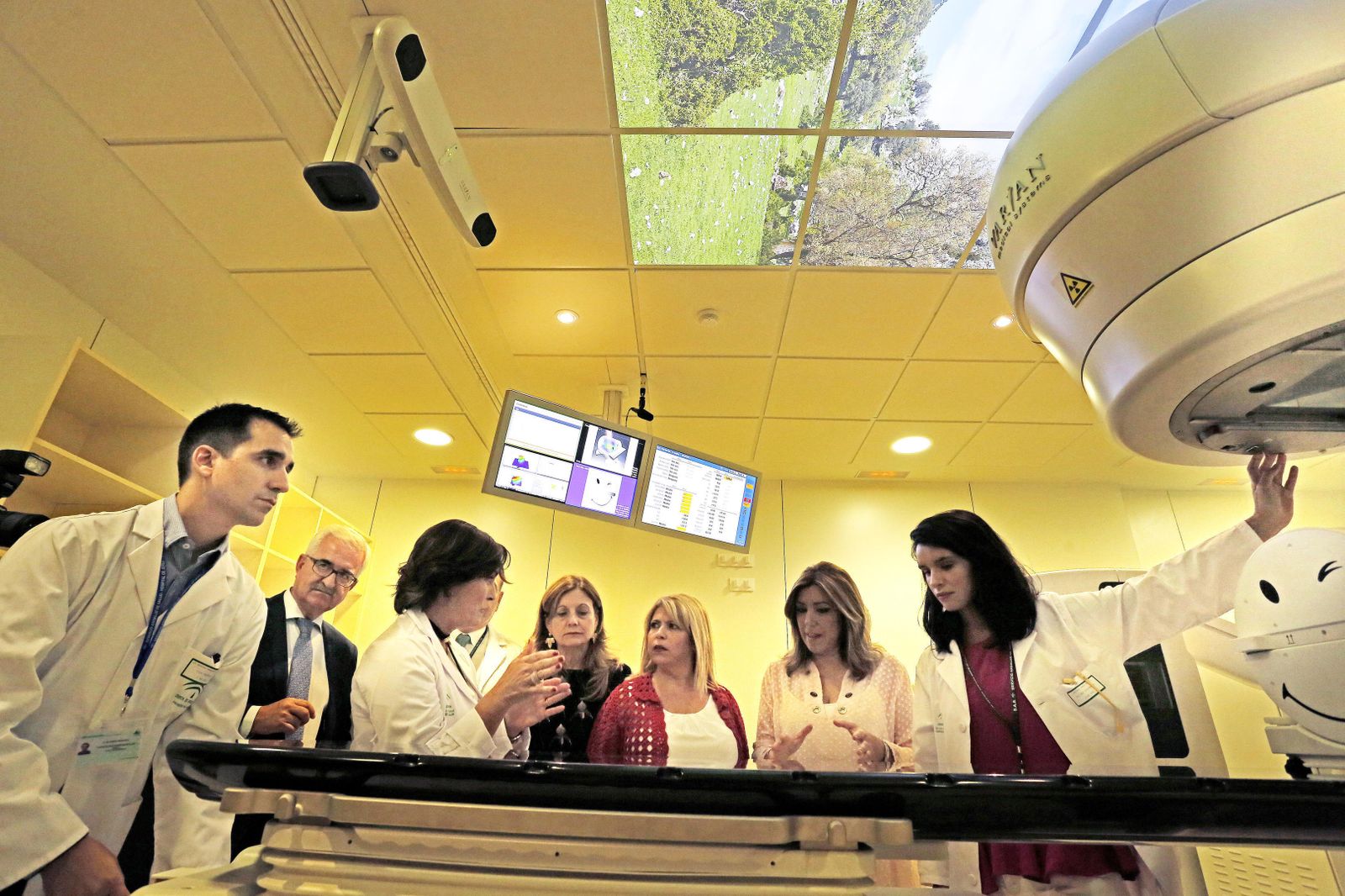 Instalaciones del servicio de Radioterapia, el día de su inauguración con la asistencia de la presidenta de la Junta.