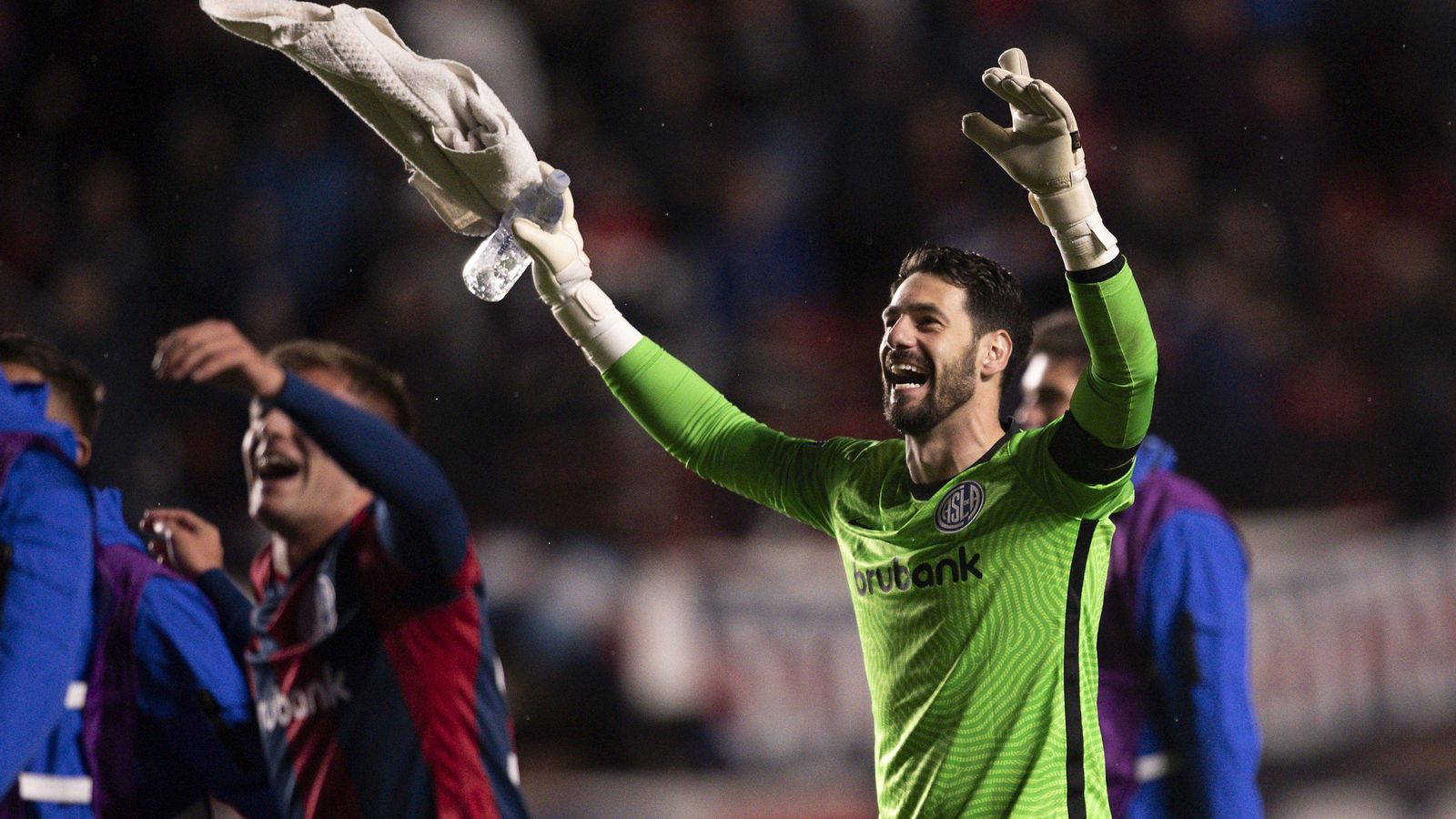 Augusto  Batalla  celebra la victoria en un partido de la fase de grupos de la Copa Sudamericana entre San Lorenzo y Estudiantes.