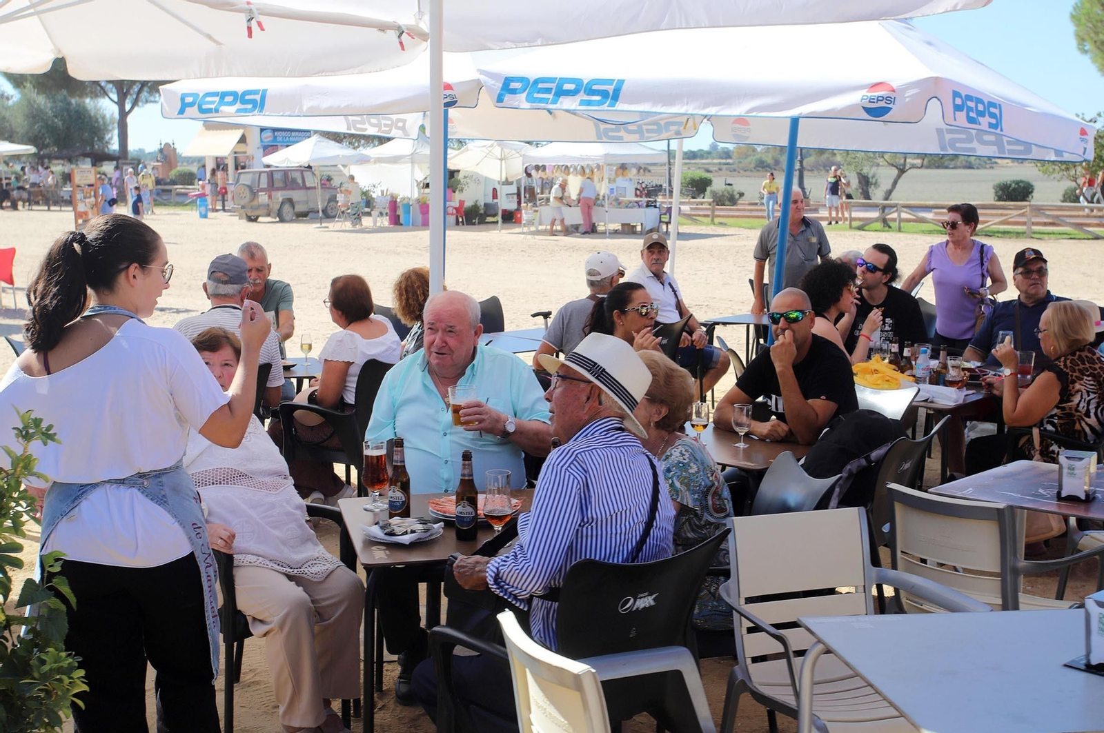 Imágenes del ambiente en la aldea de El Rocío en la mañana del domingo