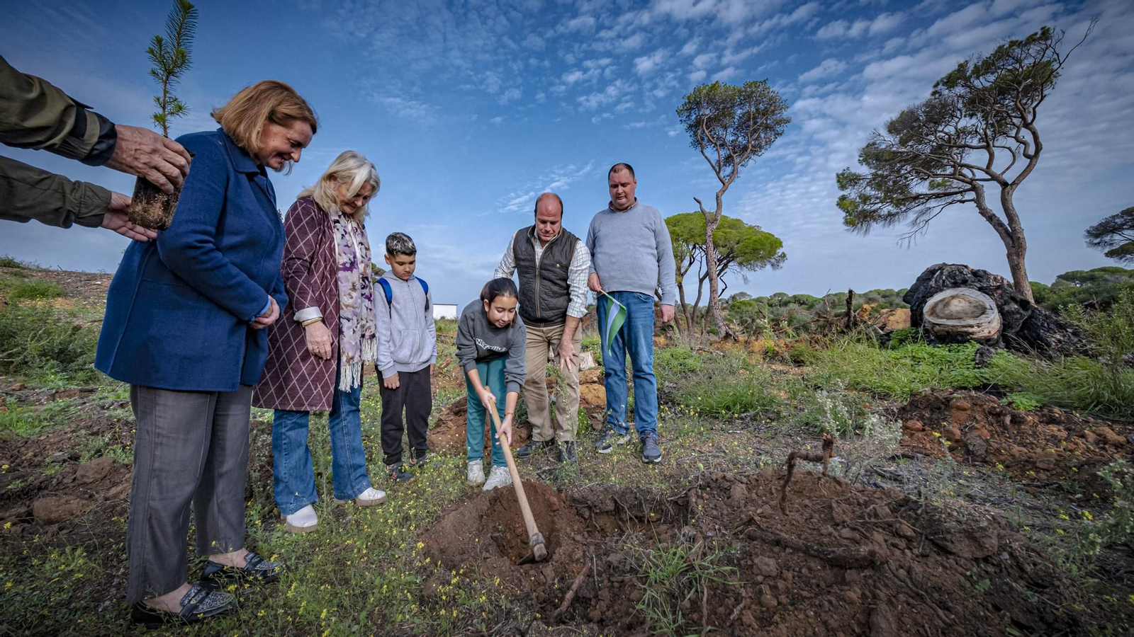 Las imágenes de escolares reforestando el pinar de Las Canteras de Puerto Real.