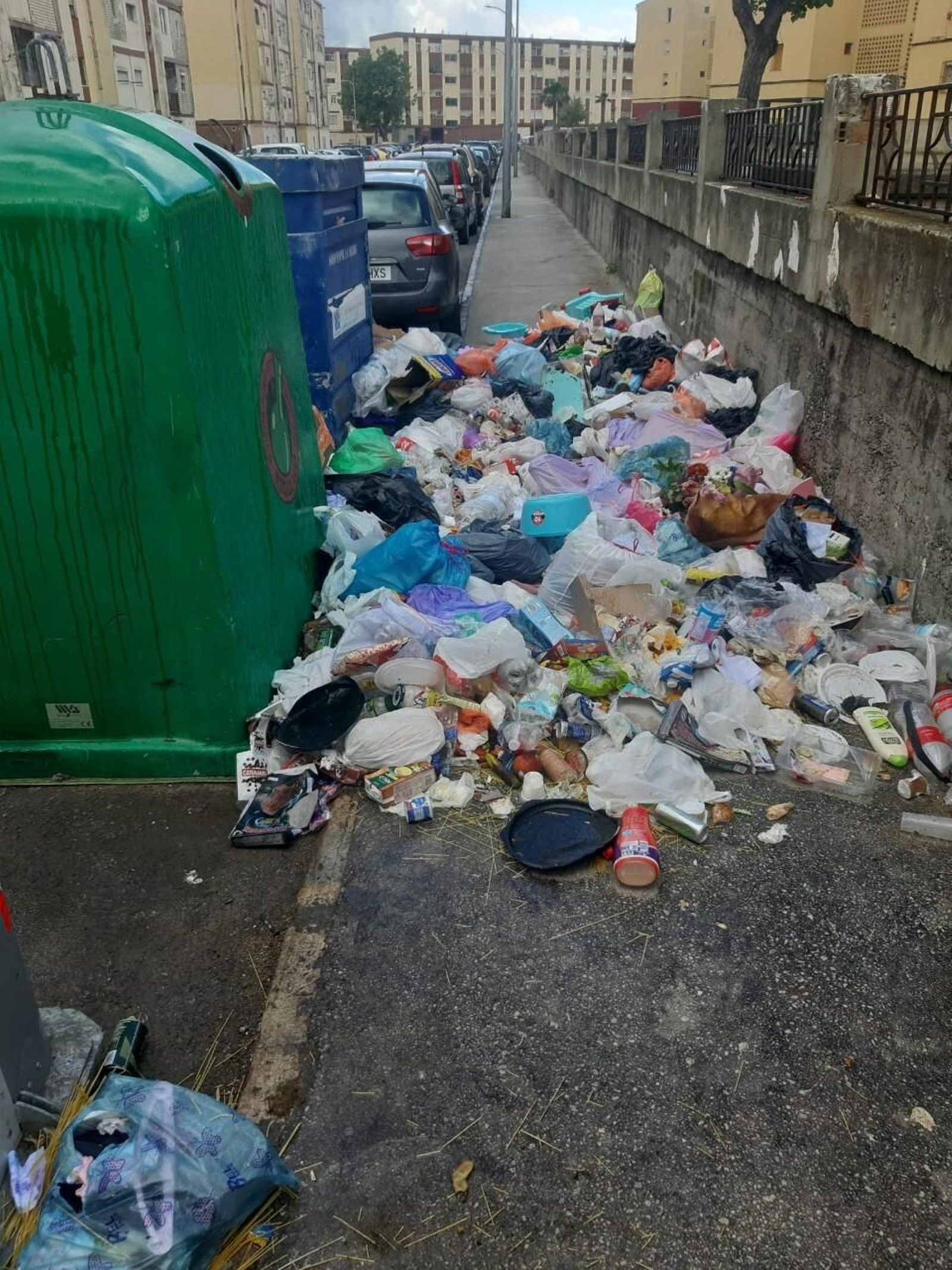 Basura acumulada tras unos contenedores.
