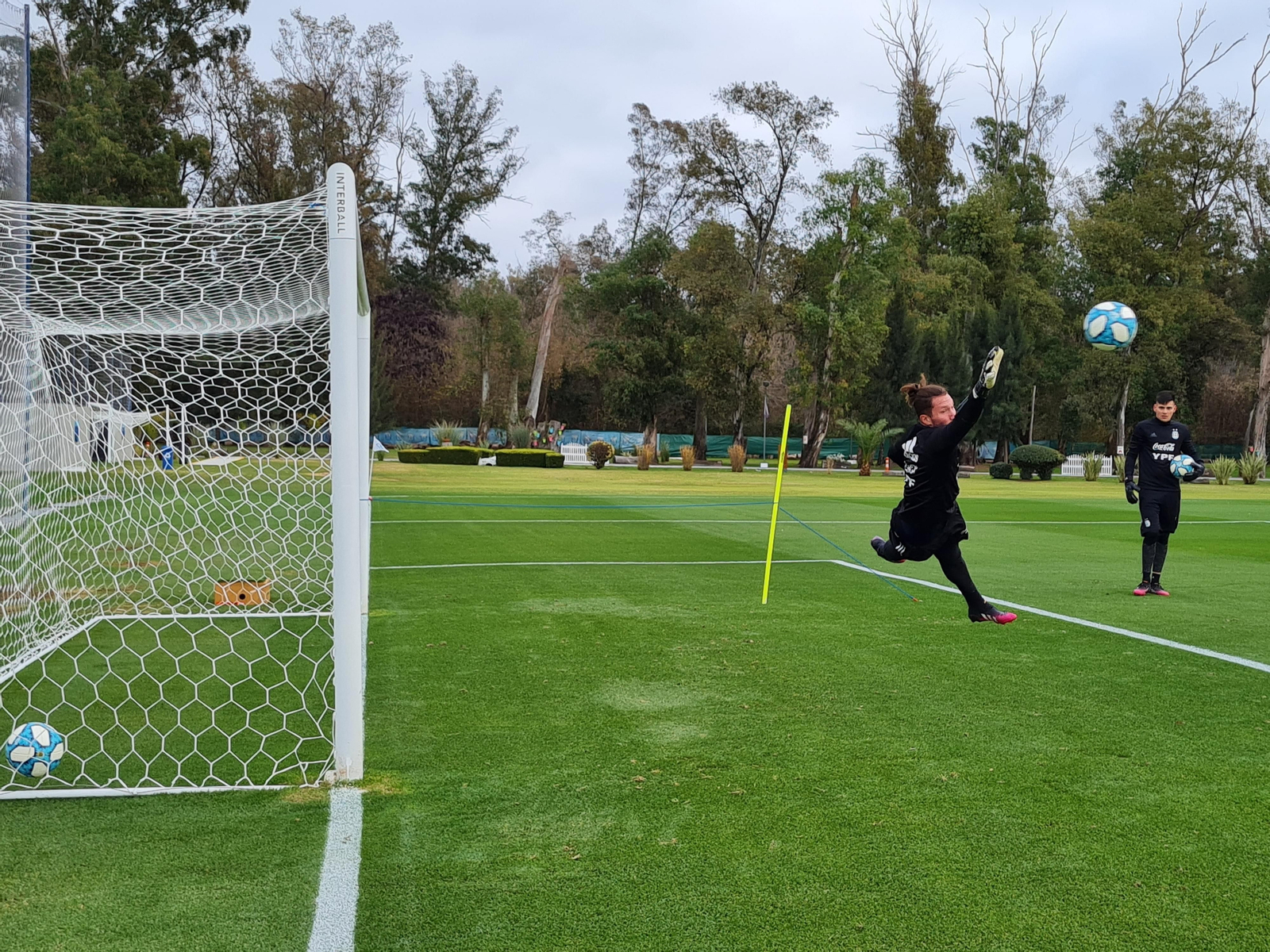 Ledesma vuela para alcanzar un balón en un entreno con la albiceleste olímpica.