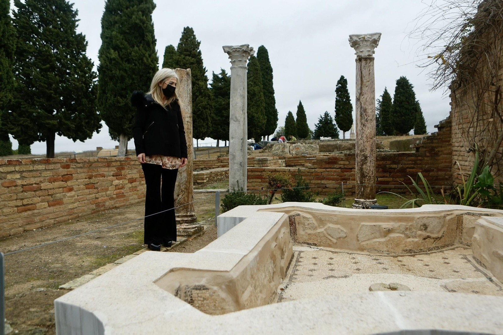 La consejera, Patricia del Pozo, durante la visita a la restauración de los mosaicos.
