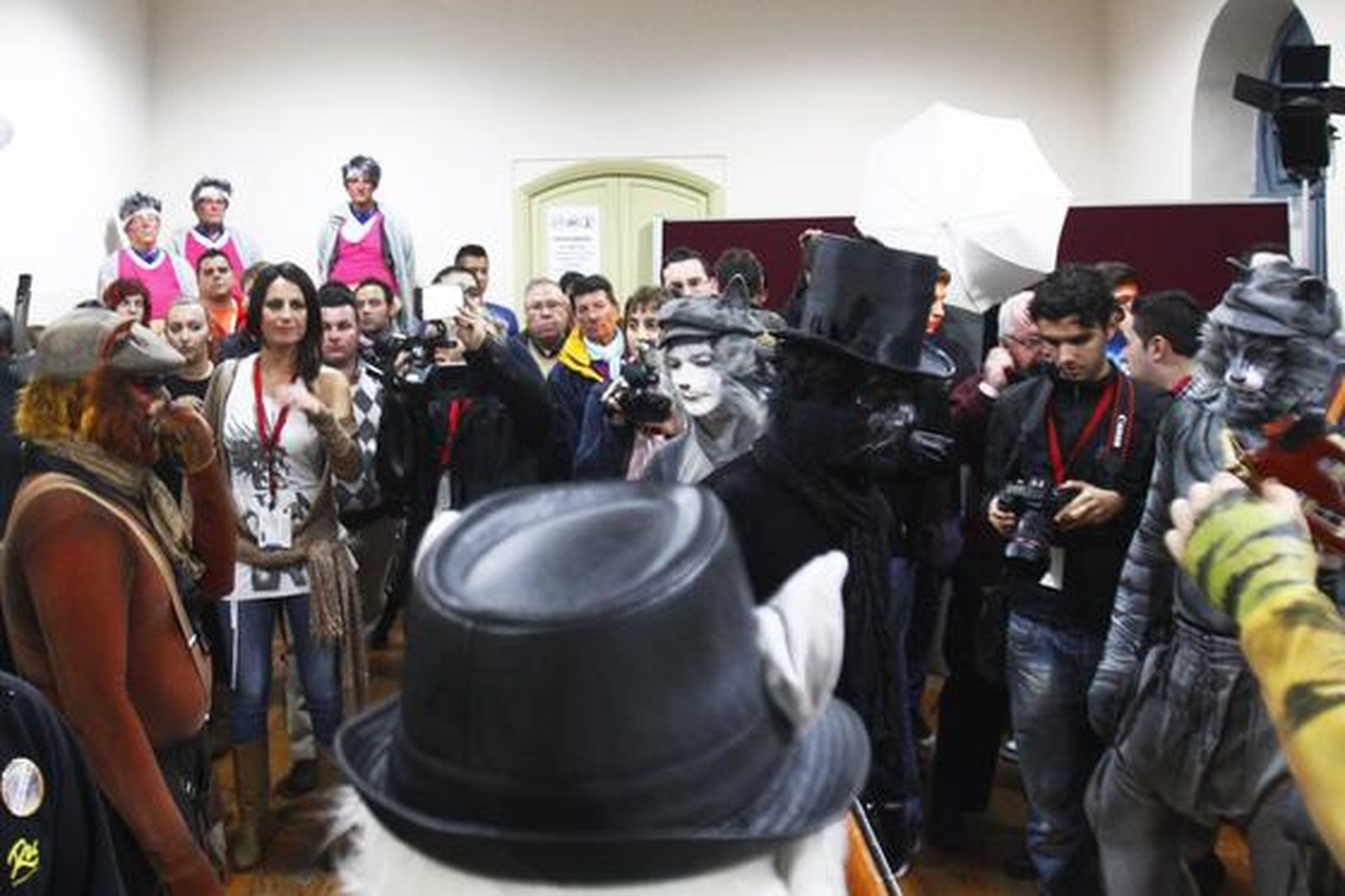 La expectación que genera la comparsa de ‘Los Carapapa’ hace empequeñecer a los camerinos

Foto: Lourdes de Vicente