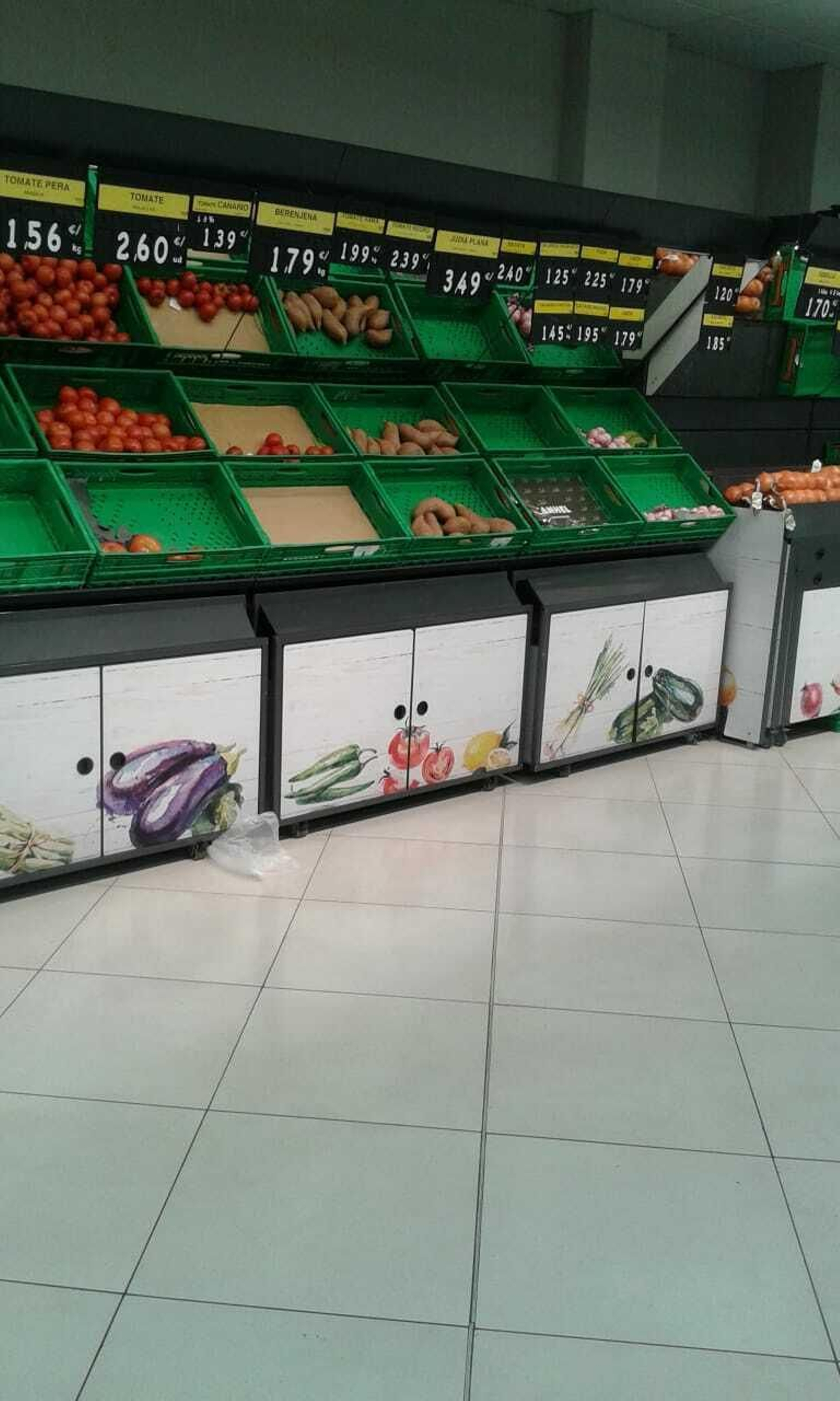 Vista de un supermercado de Granada ayer