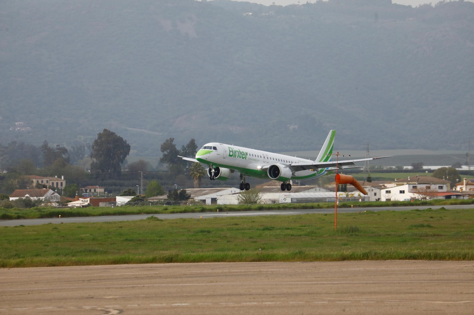 El aeropuerto de Córdoba recibe el primer vuelo de Binter desde Canarias, en imágenes
