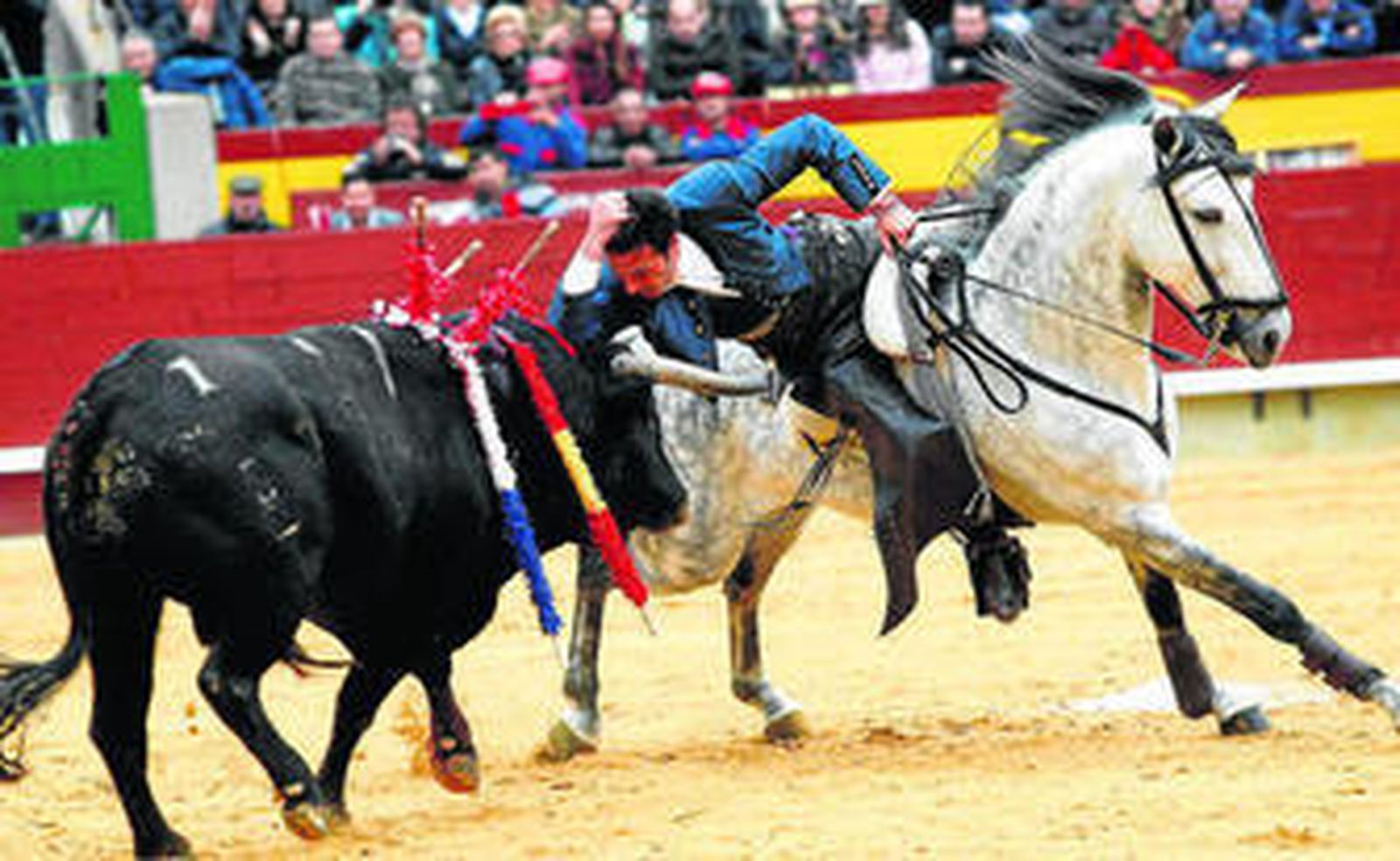 Andy Cartagena se adorna con la suerte del télefono ante su primer toro.