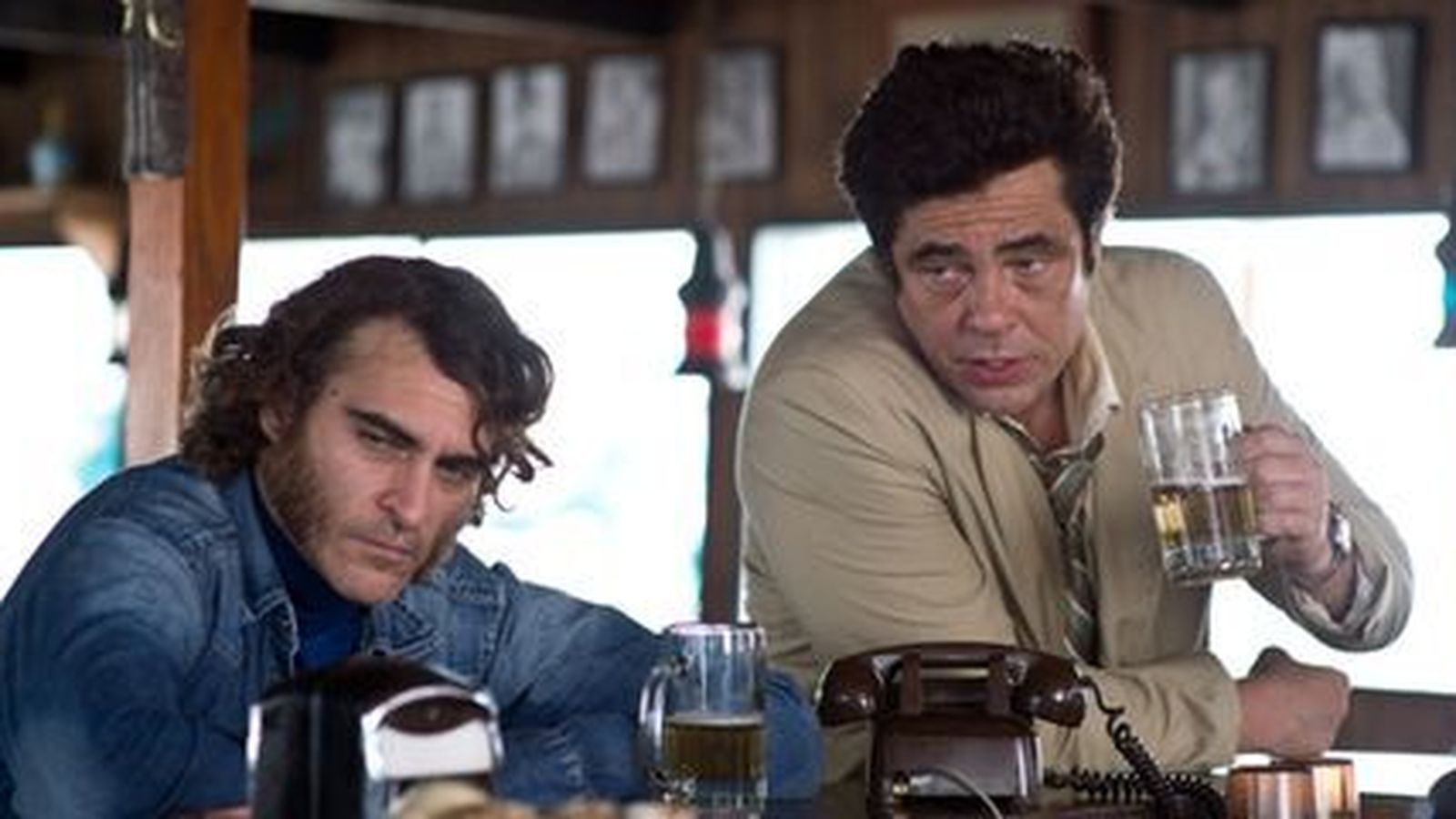 Joaquin Phoenix y Benicio del Toro, en una escena de 'Vicio propio'.