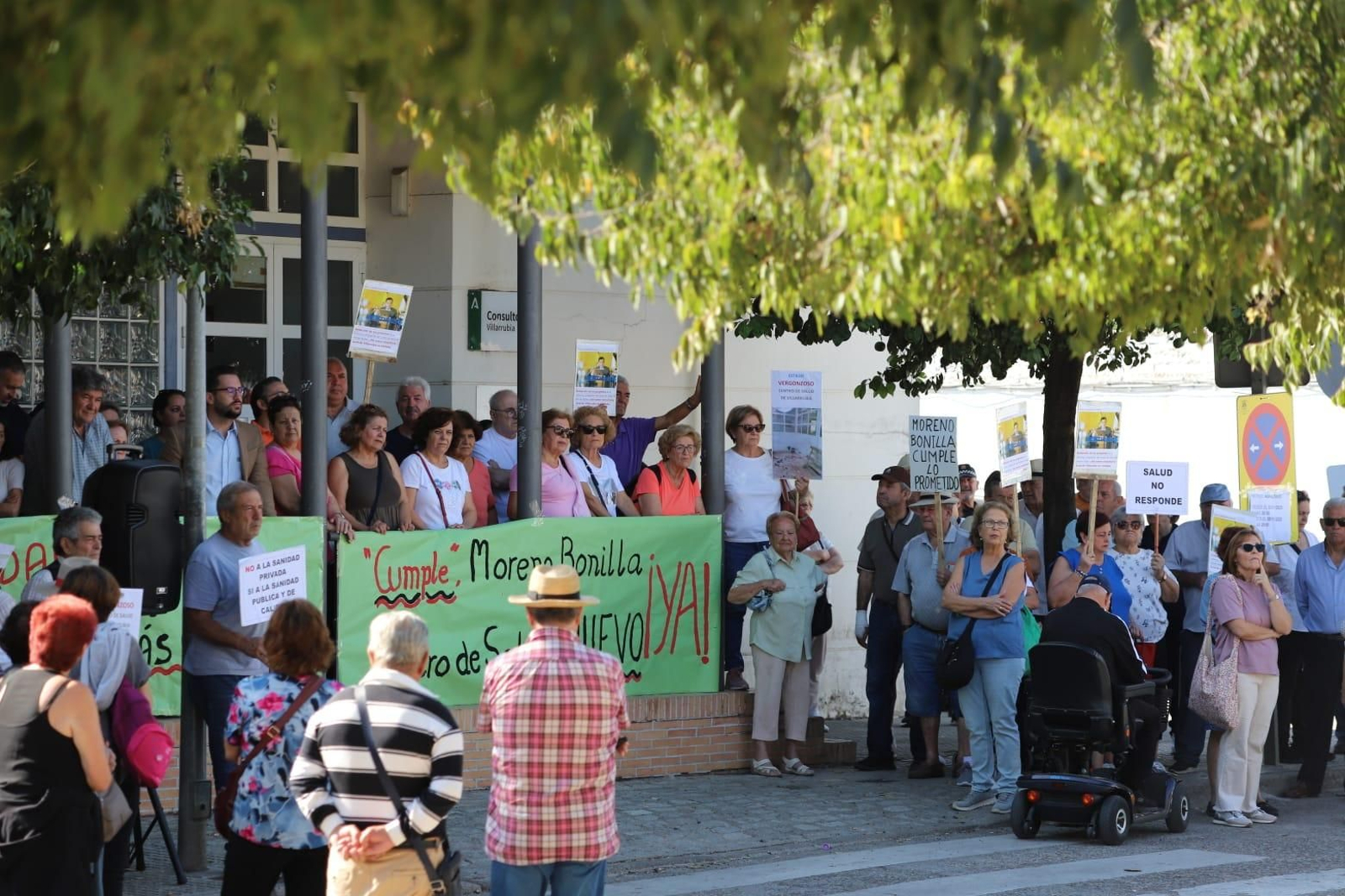 Los vecinos de Villarrubia se concentran para exigir a la Junta el nuevo centro de salud prometido.