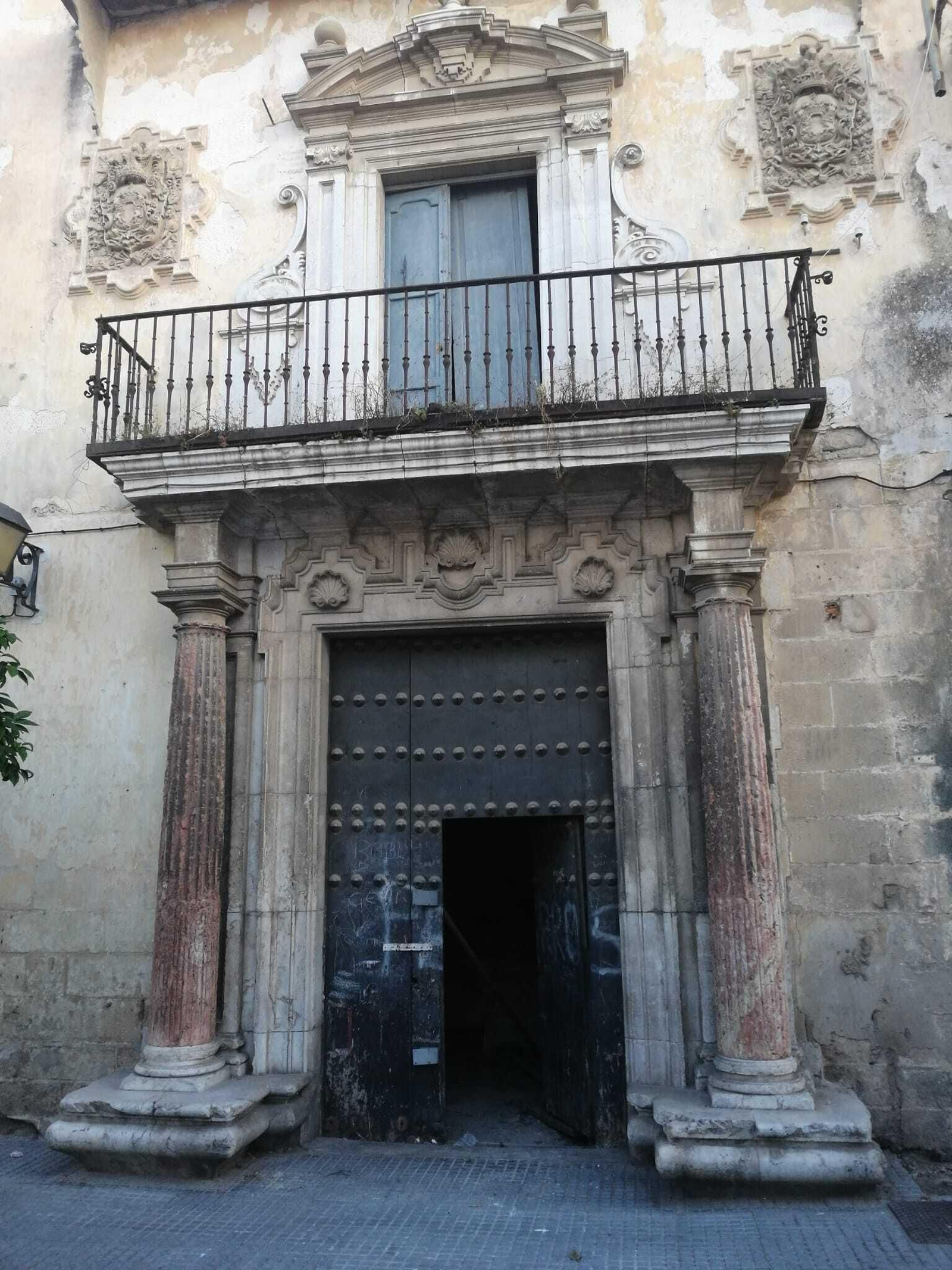 La puerta de la 'casa grande' de Villapanés, forzada.