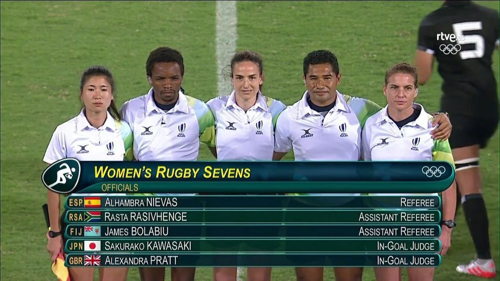 1. Alhambra Nievas, con el balón de la final olímpica firmado por jugadoras y compañeras. 2. Pantallazo del equipo arbitral que dirigió la final de Río entre Australia y Nueva Zelanda. 3. Festejo de los árbitros en Río 2016.