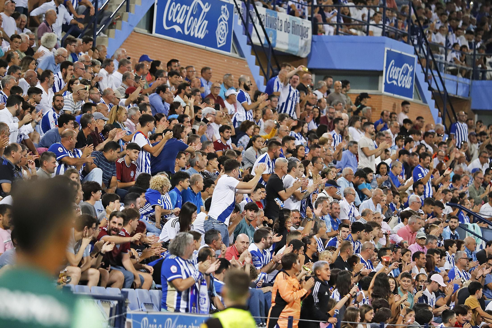 Imágenes del ambiente en el Recreativo de Huelva y Antequera CF