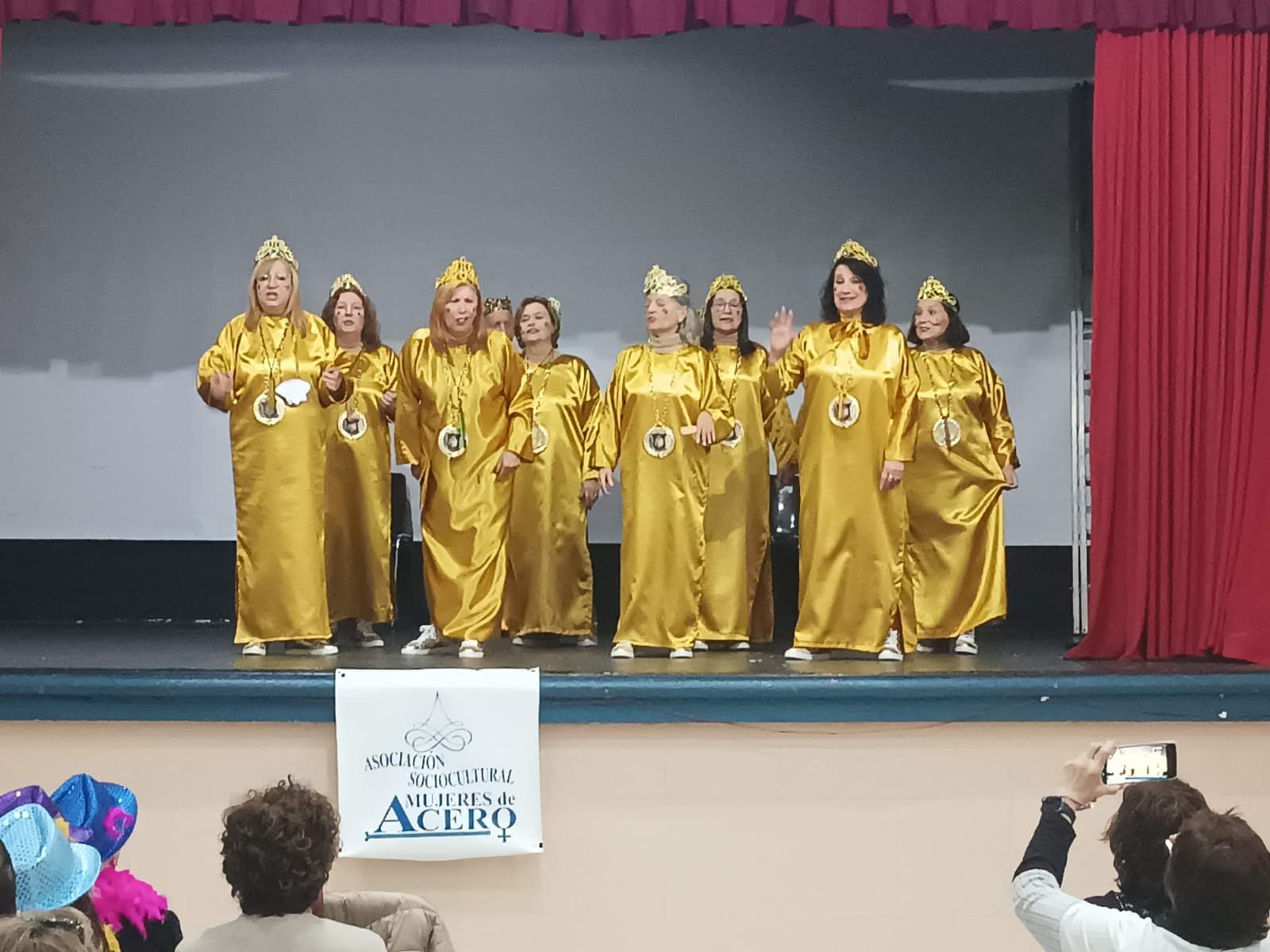 Una imagen del ensayo general de 'Mujeres de Oro', la chirigota de la Asociación Mujeres de Acero del barrio de la Viña.