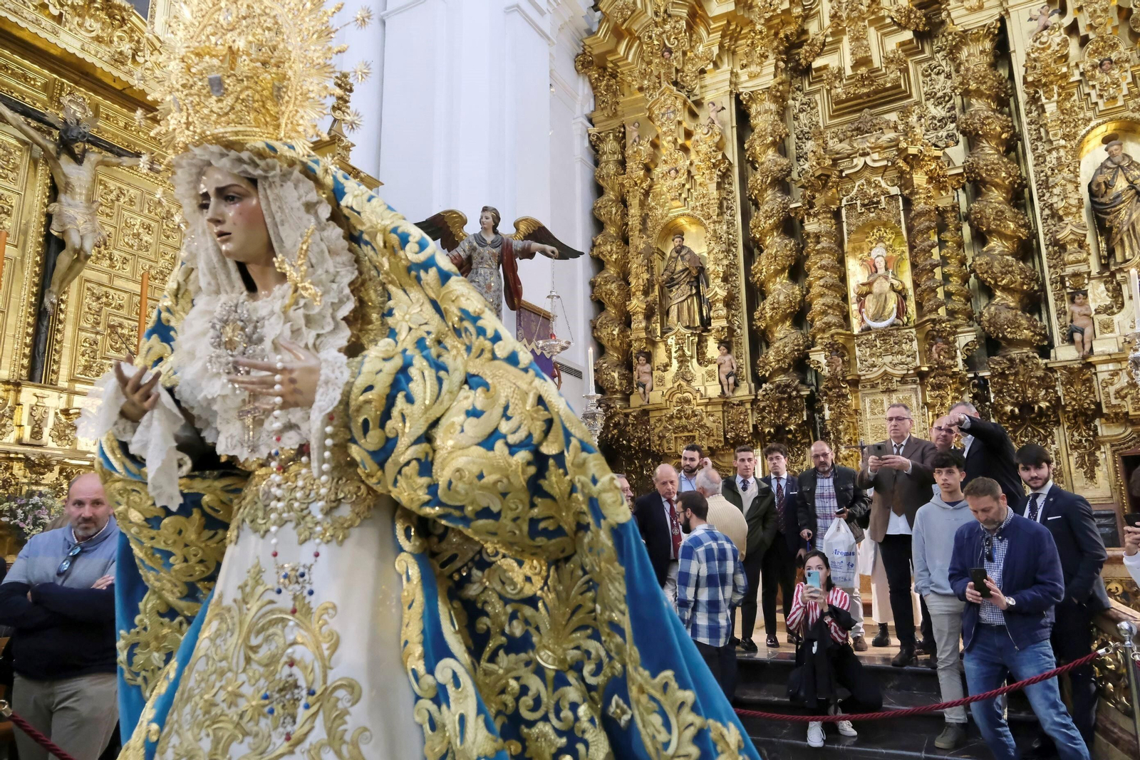 El nuevo manto de la Virgen de la Trinidad de Córdoba, en imágenes