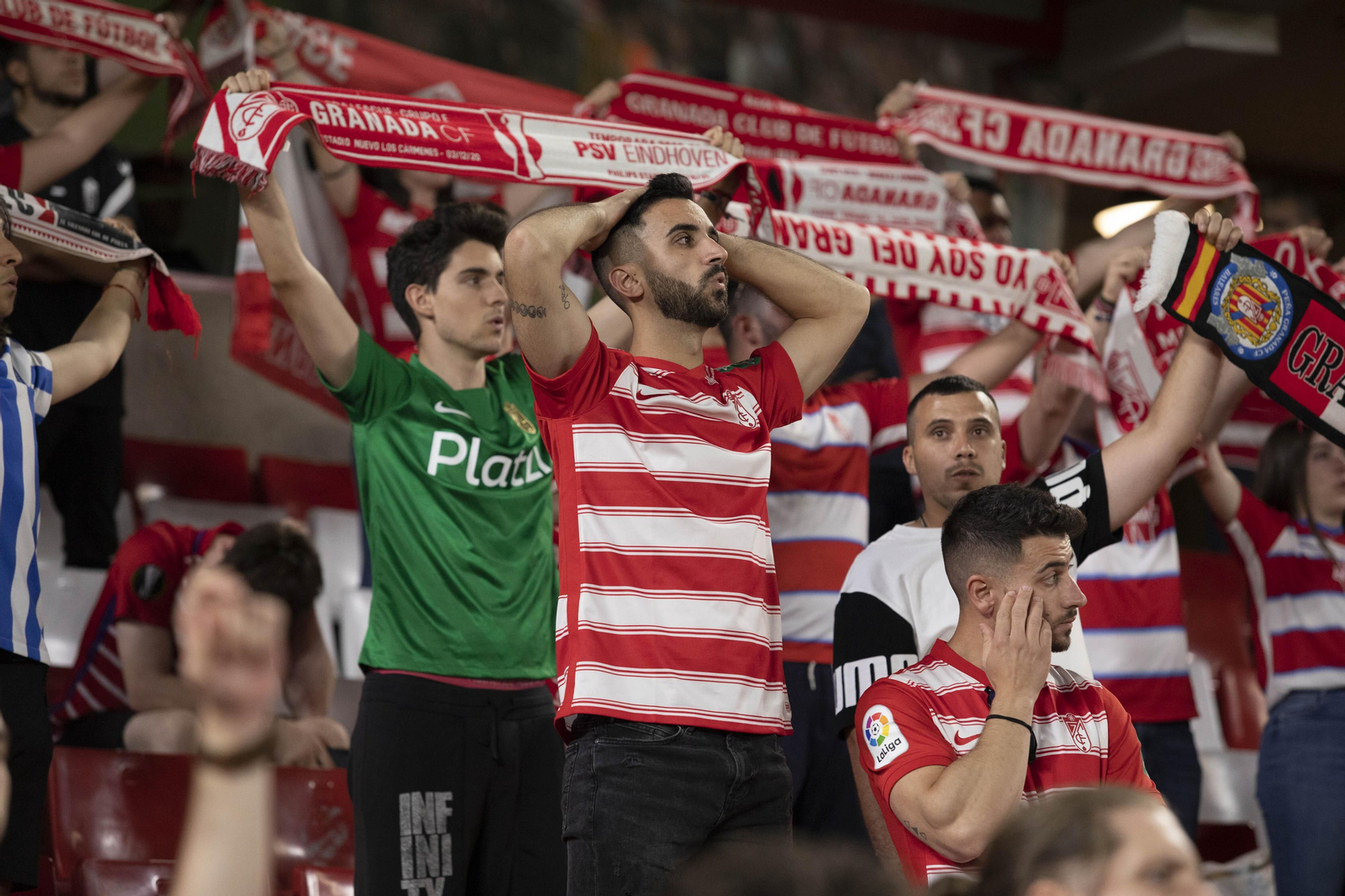 El desconsuelo tras el descenso del Granada CF, en imágenes