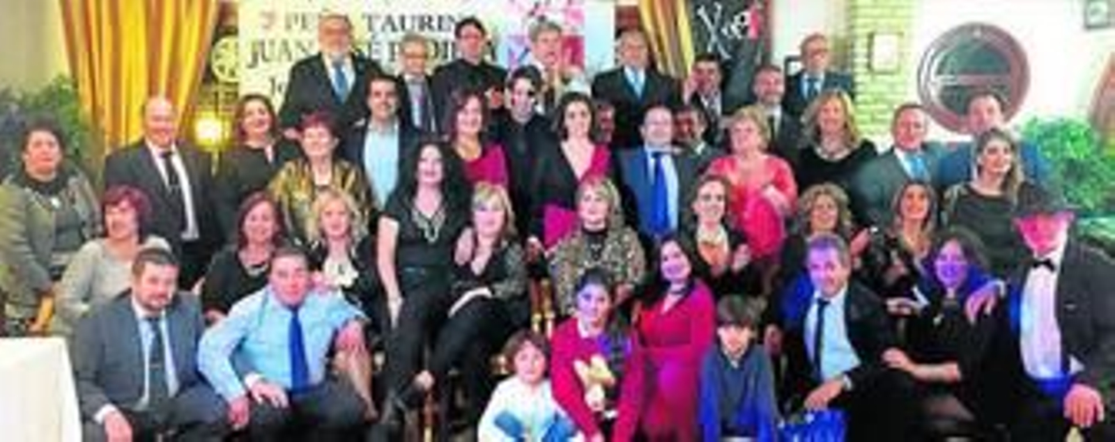 Juan José Padilla, con los miembros de su peña de seguidores de su barrio natal jerezano de Torres Blancas.
