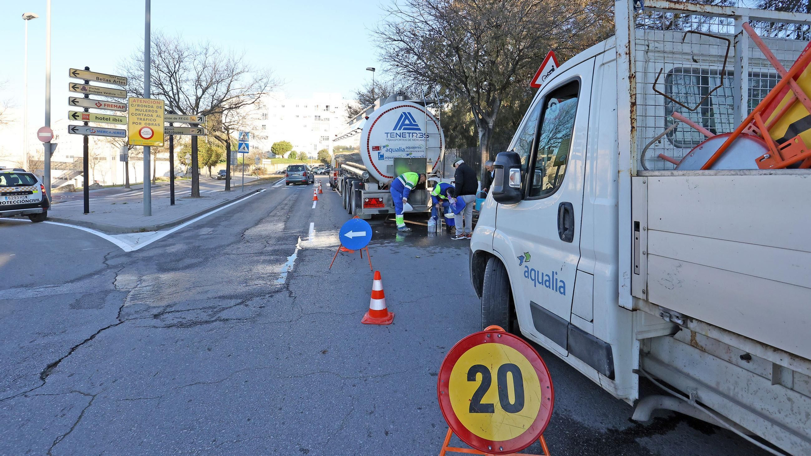 Imágenes del reparto de agua en Vallesequillo