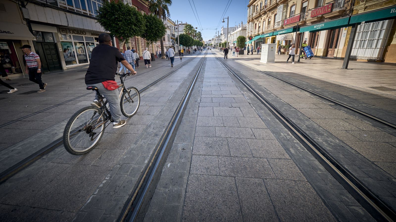 Un ciclista circula por un tramo de la calle Real, en San Fernando