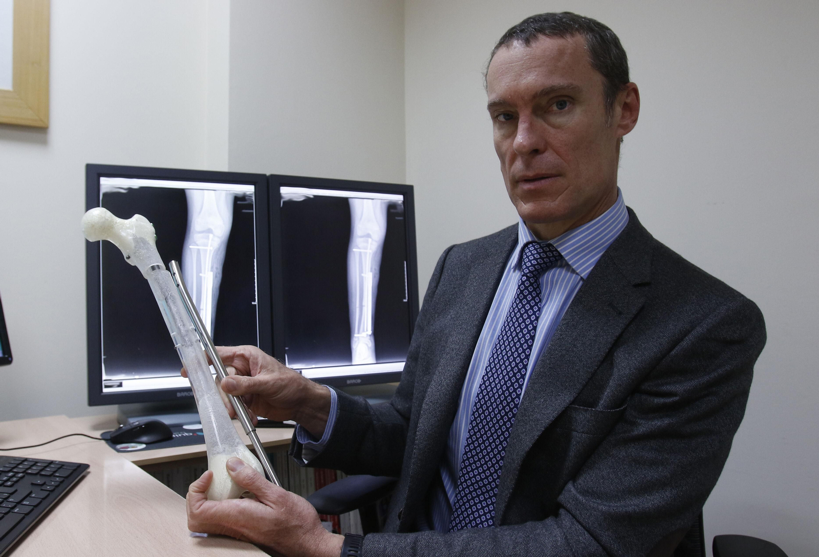 El doctor Francisco Javier Downey, en su consulta en Quironsalud Sagrado Corazón-IHP.