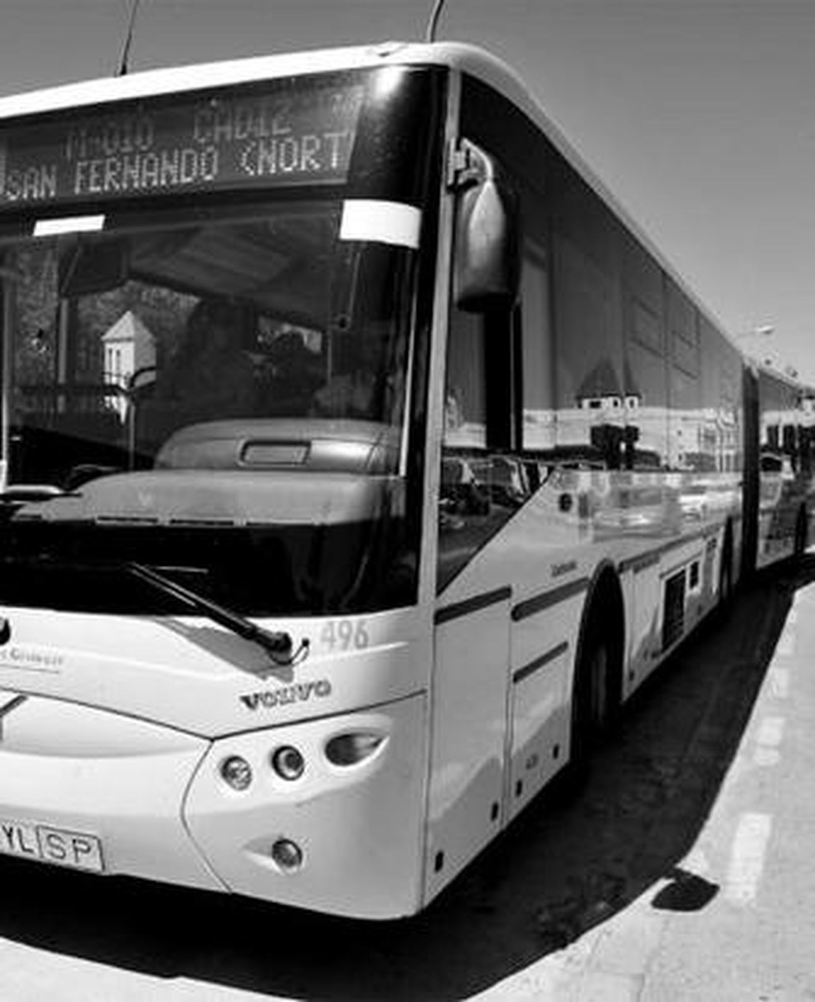 El autobús interurbano, en la parada del Parque, en General García de la Herrán.