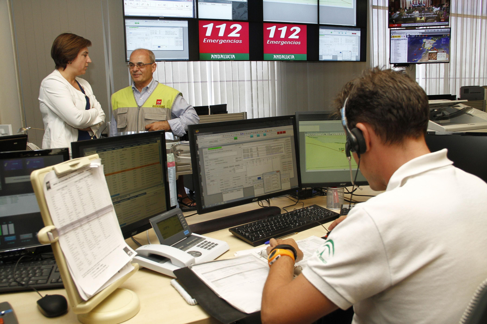 Una zona de la sala de Emergencias 112 en Granada