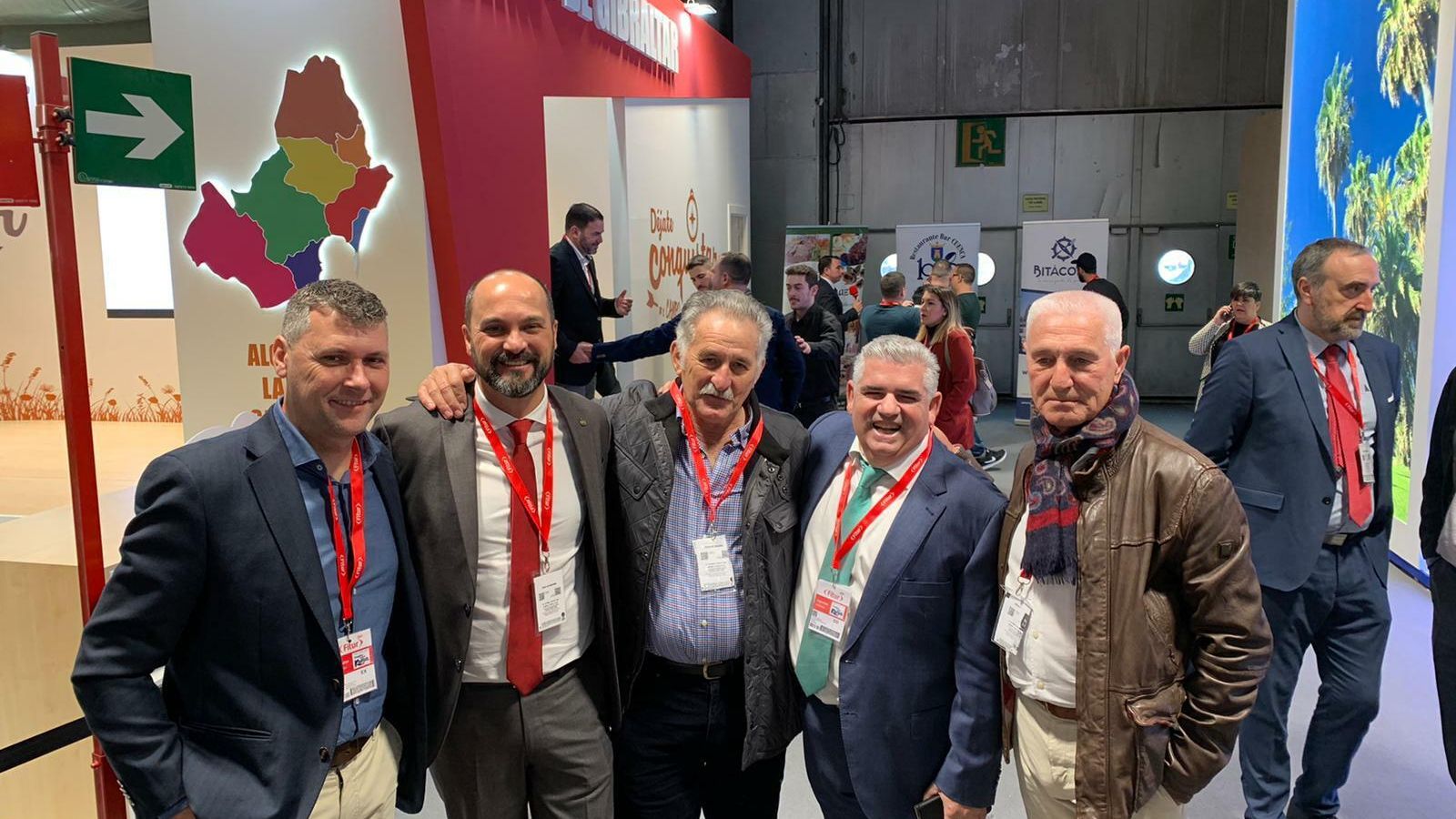 El alcalde de Los Barrios, Miguel Alconchel, posa con participantes en la acción de la Villa en Fitur.