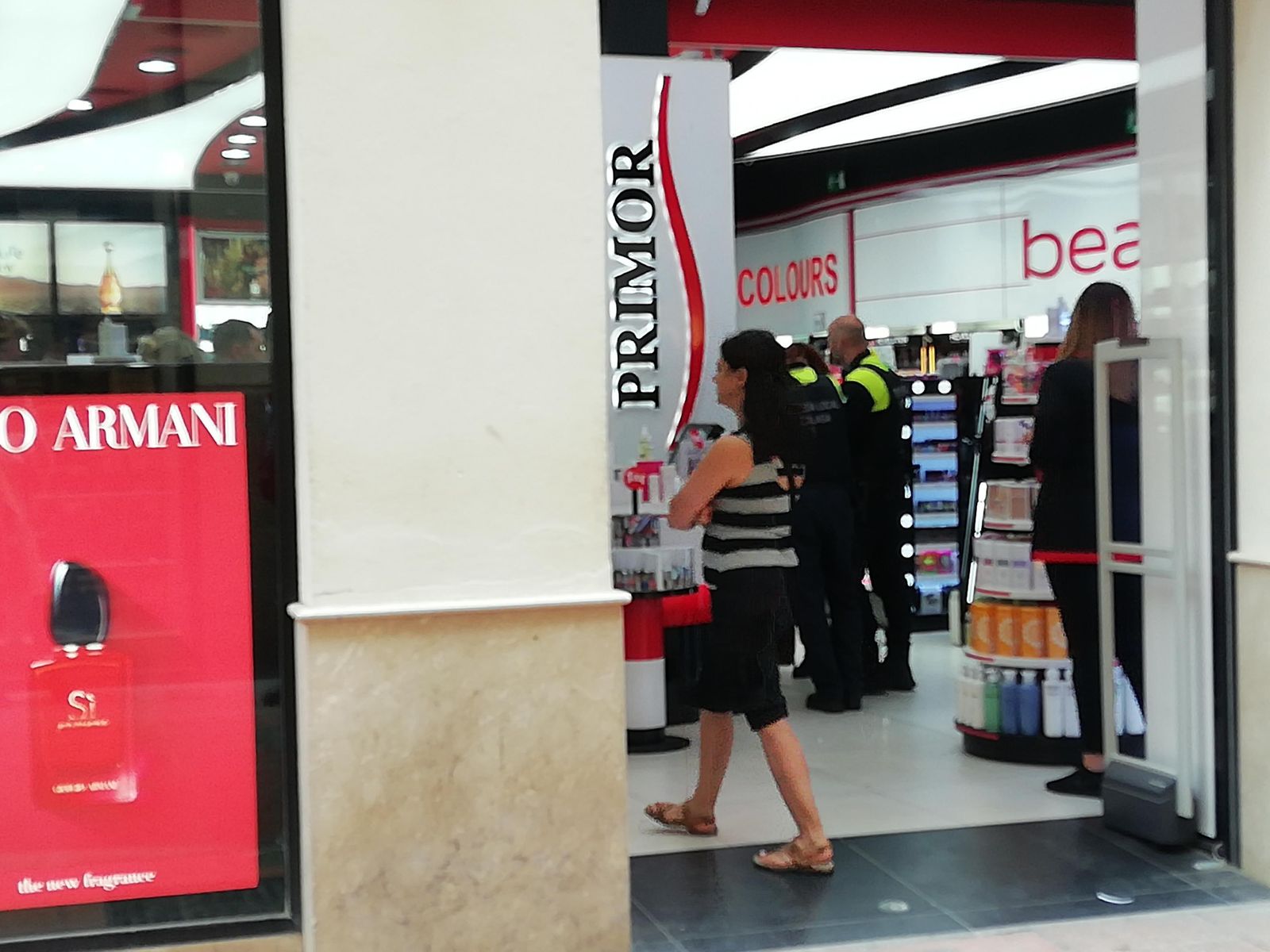 Los policías, en la tienda, preguntando a las trabajadoras.